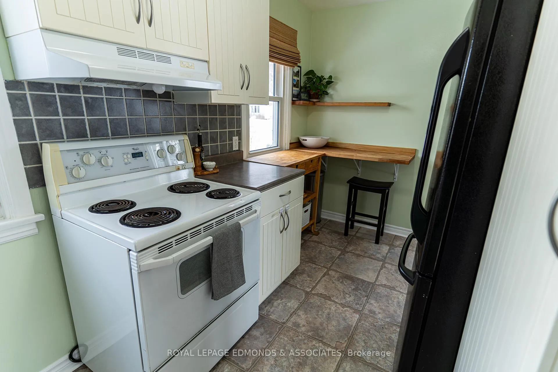 Photo 13 of 566 Elizabeth Street, Pembroke — HOMEH