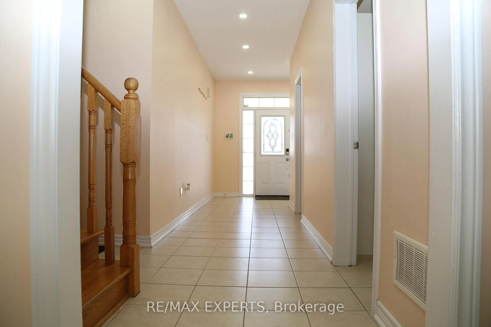 Photo 4 of 18 Mission Ridge Trail, Brampton, Bram East — HOMEH
