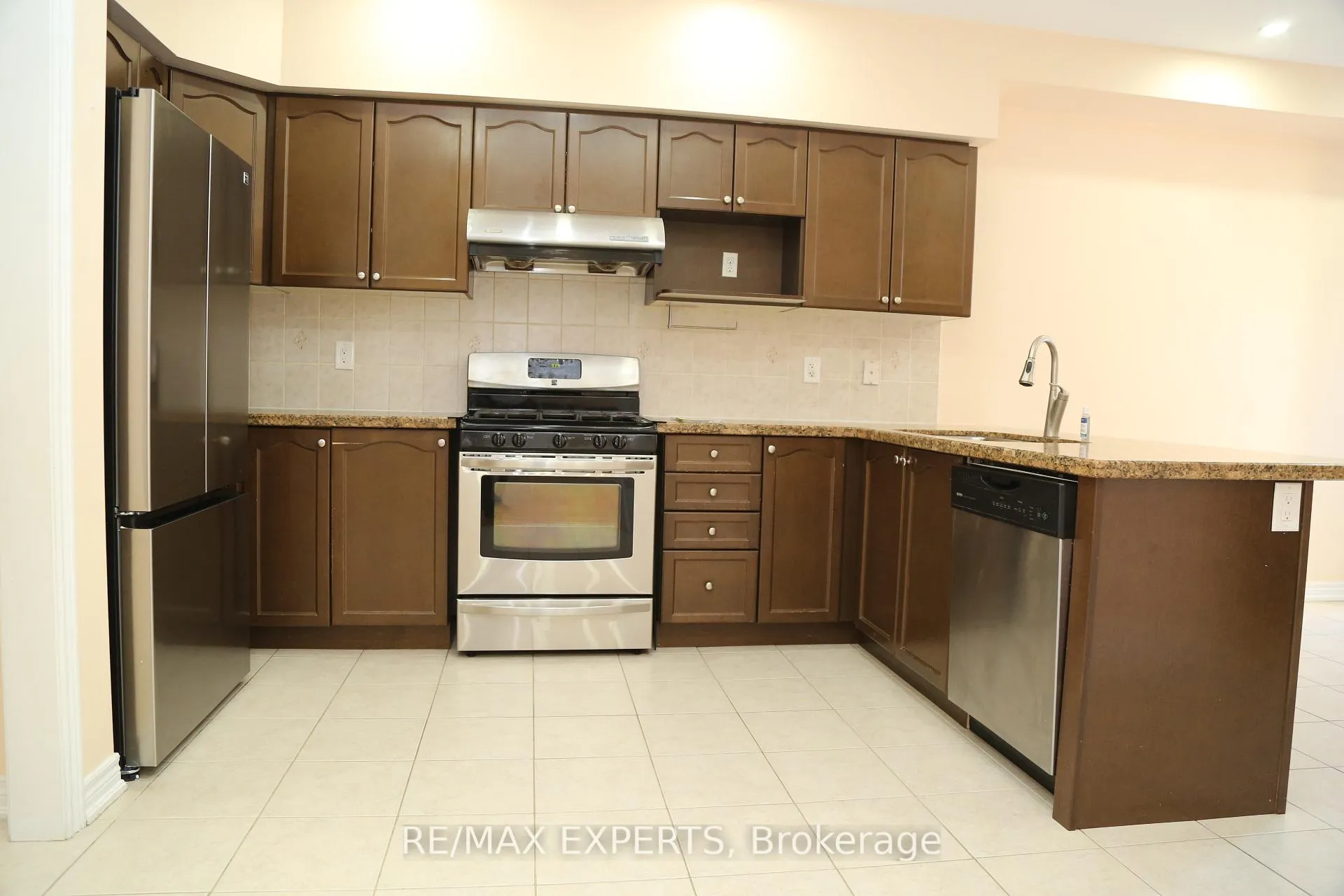 Photo 6 of 18 Mission Ridge Trail, Brampton, Bram East — HOMEH