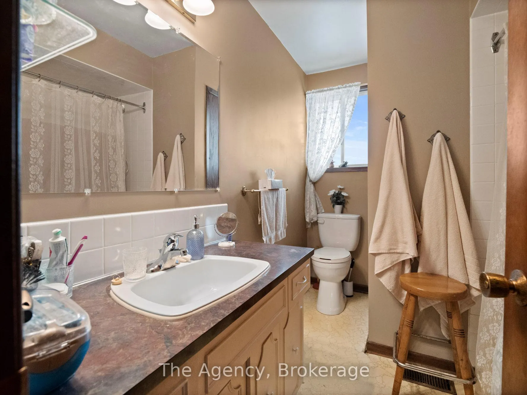 Photo 15 of 20 Brackencrest Road, St. Catharines, Secord Woods — HOMEH