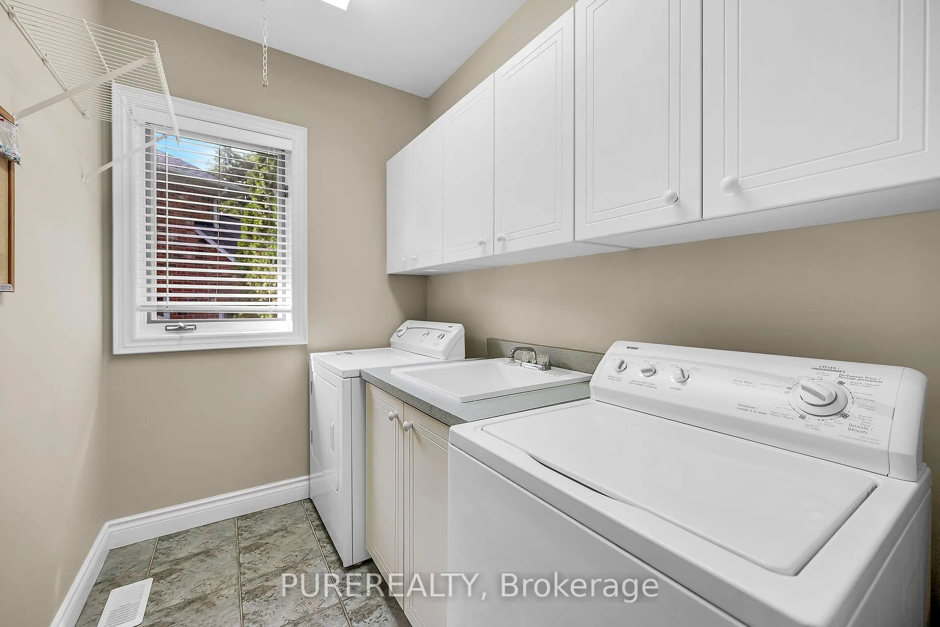Photo 10 of 223 Greenbriar Road, Hamilton, Meadowlands — HOMEH
