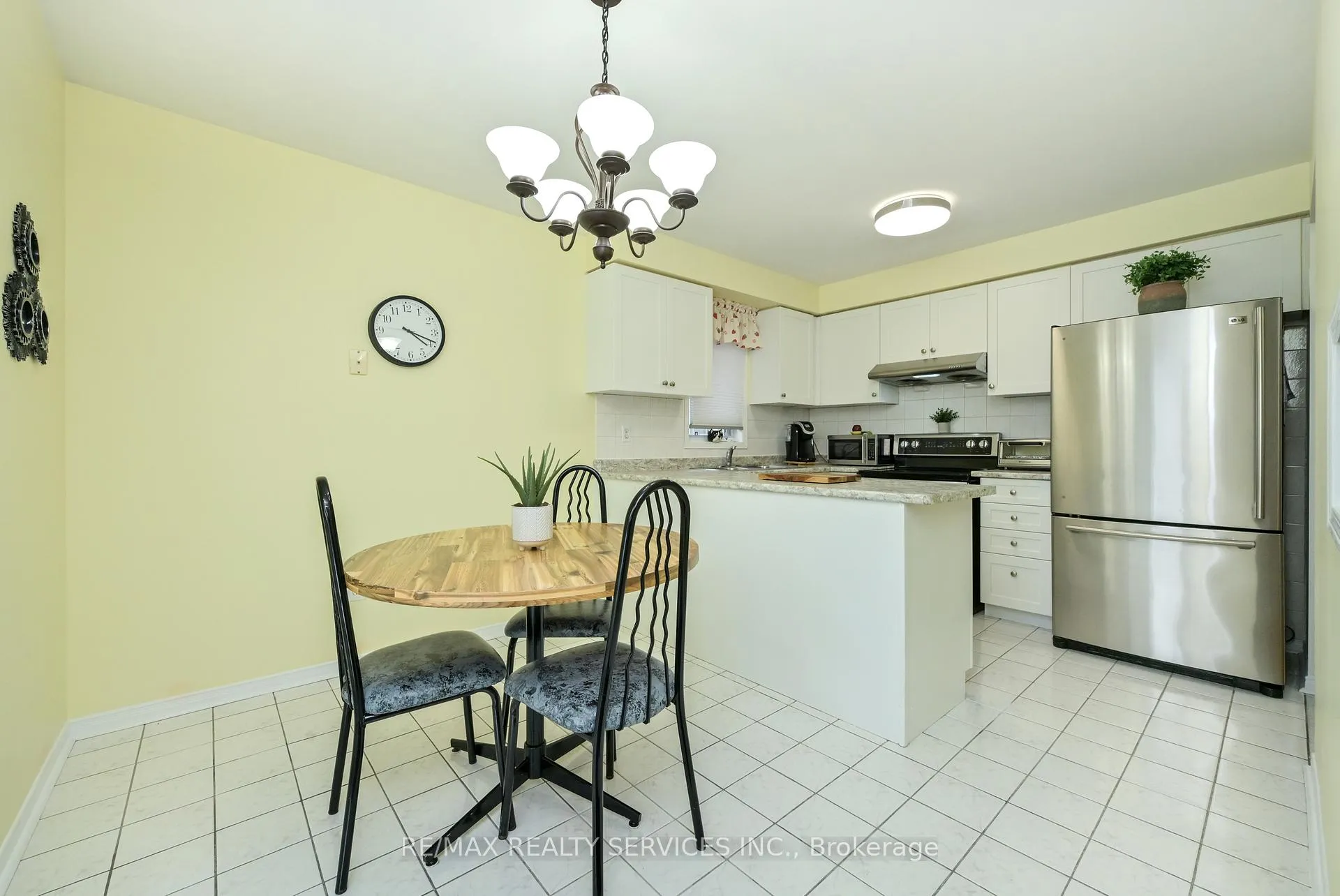 Photo 6 of 83 Summerfield Crescent, Brampton, Brampton West — HOMEH