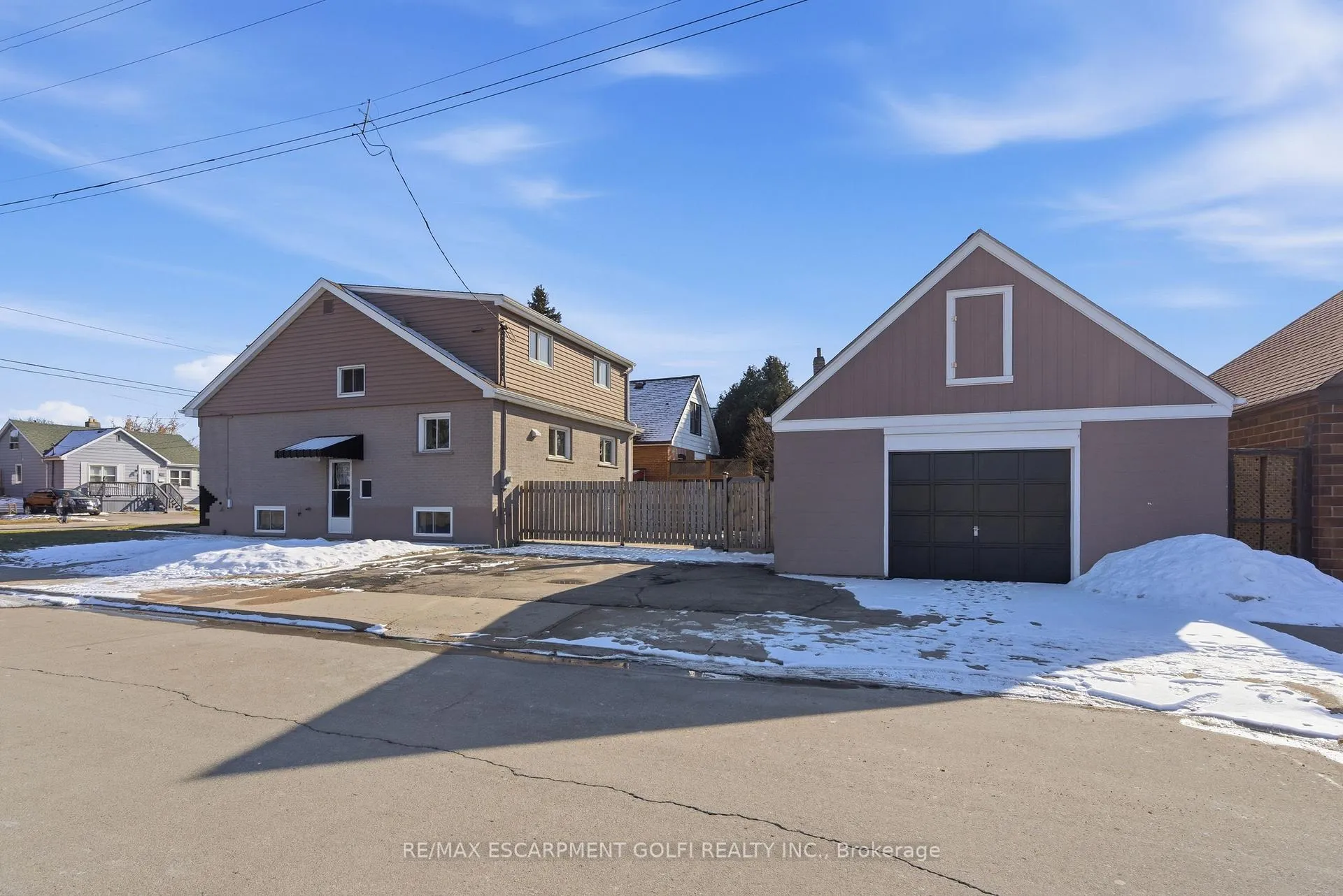 Photo 2 of 216 Walter Avenue S, Hamilton, Glenview — HOMEH