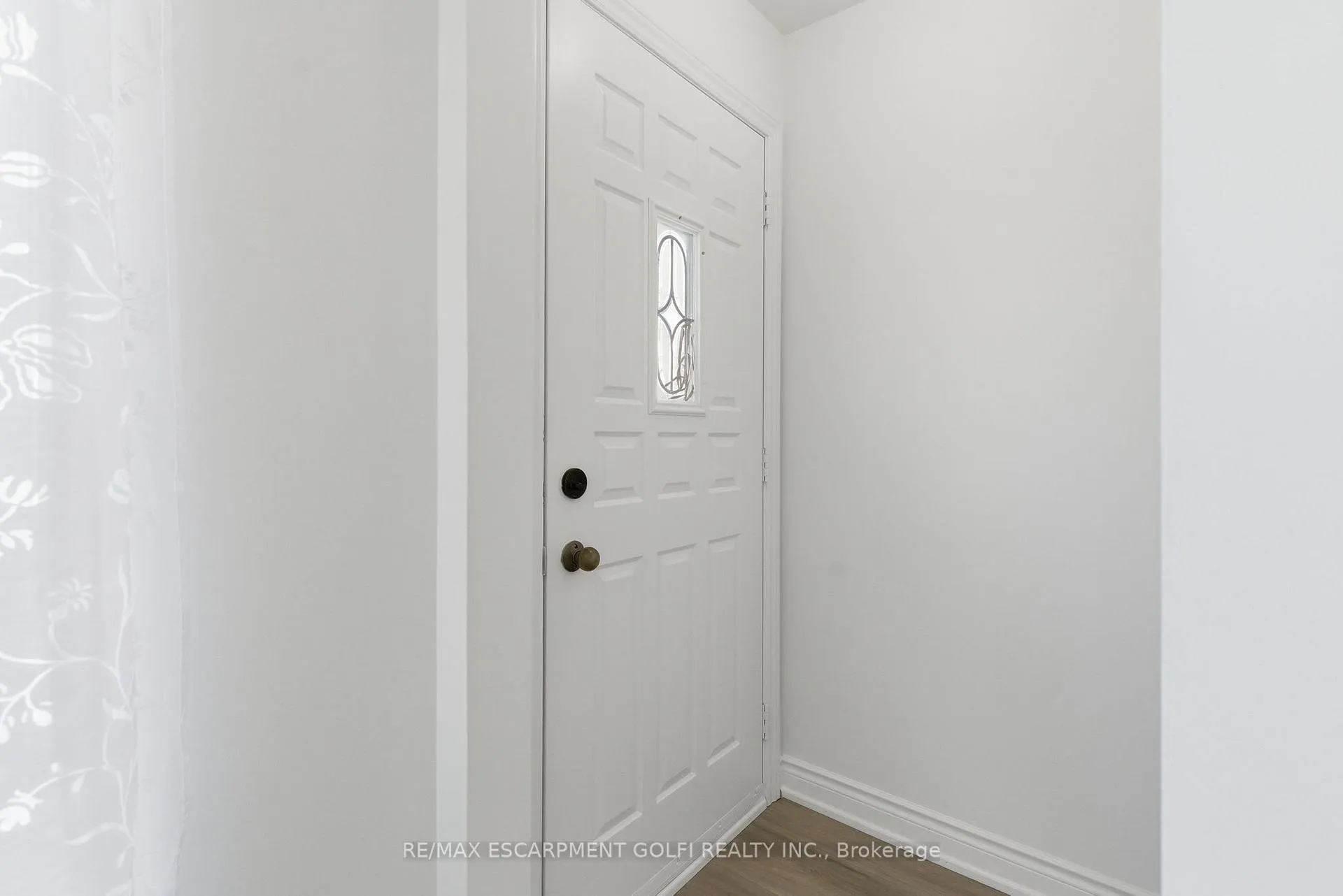 Photo 3 of 216 Walter Avenue S, Hamilton, Glenview — HOMEH