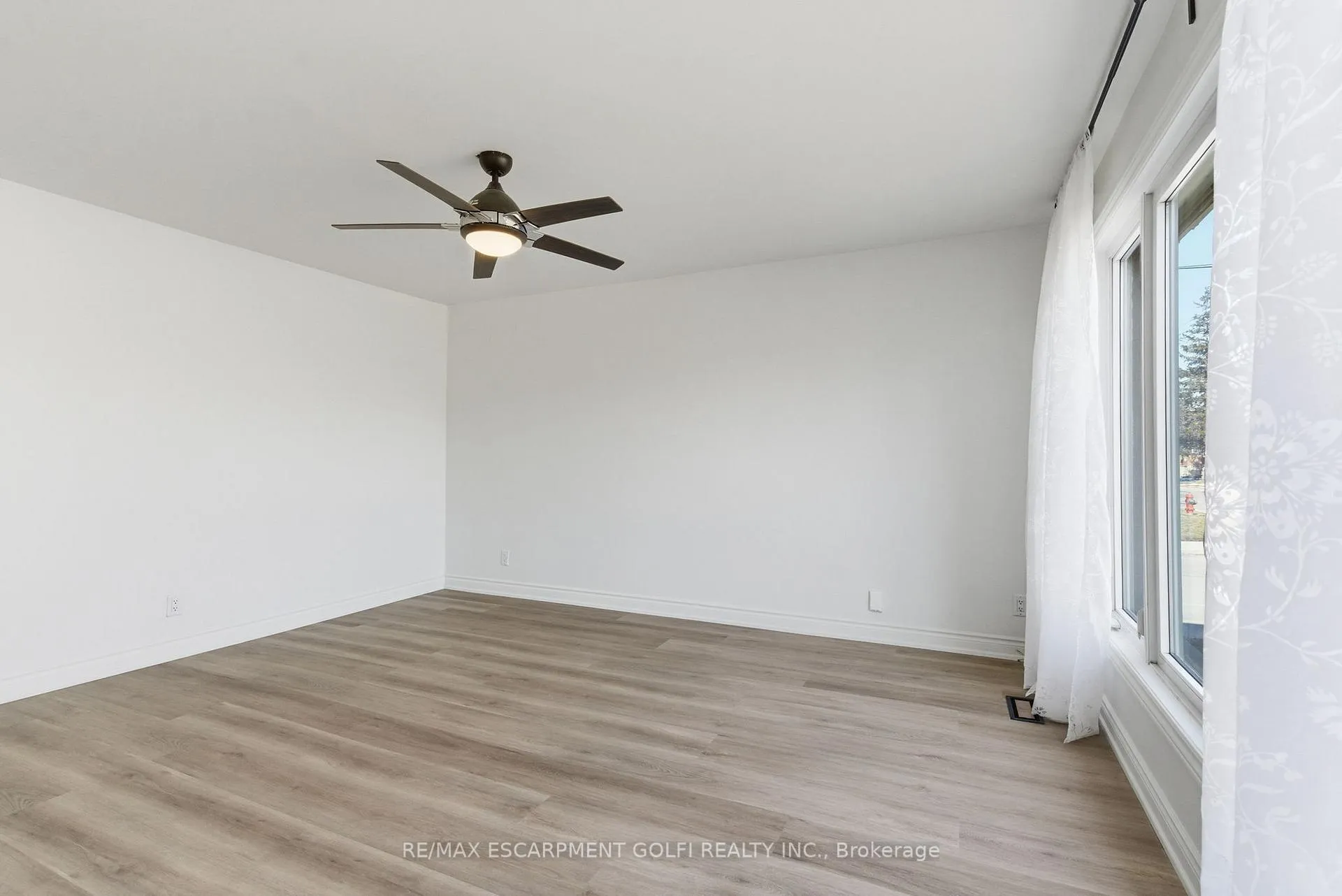 Photo 4 of 216 Walter Avenue S, Hamilton, Glenview — HOMEH