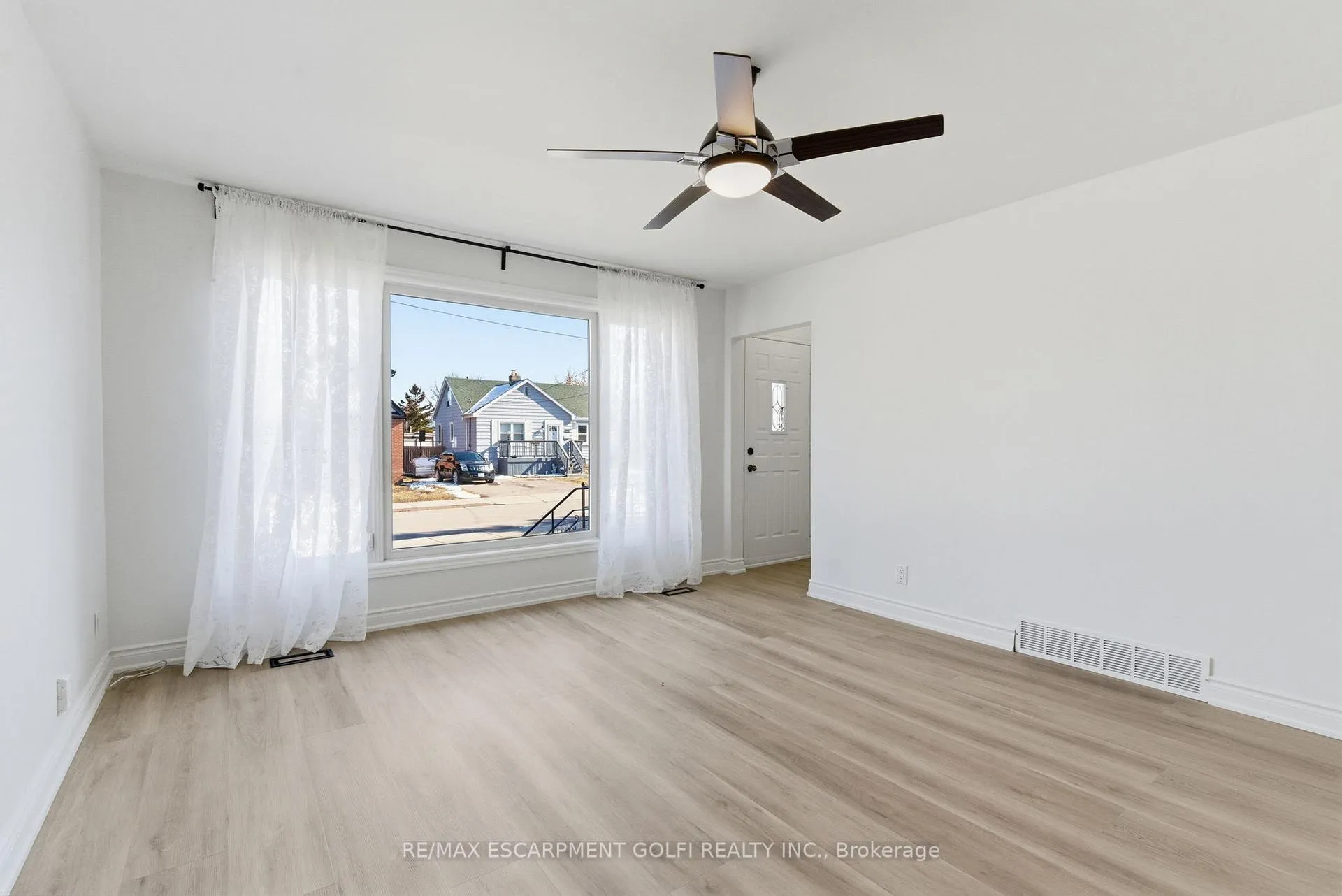 Photo 5 of 216 Walter Avenue S, Hamilton, Glenview — HOMEH