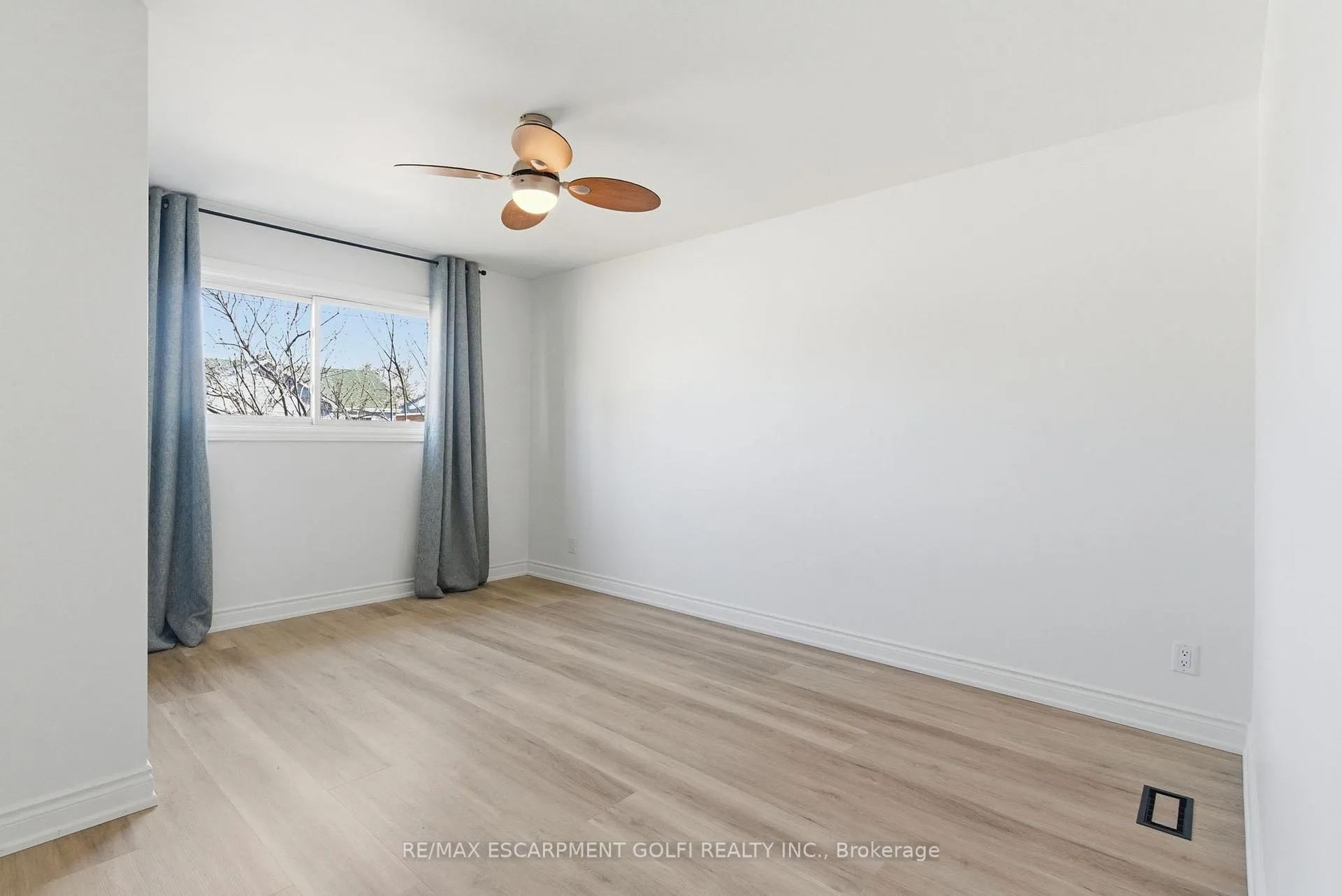 Photo 10 of 216 Walter Avenue S, Hamilton, Glenview — HOMEH