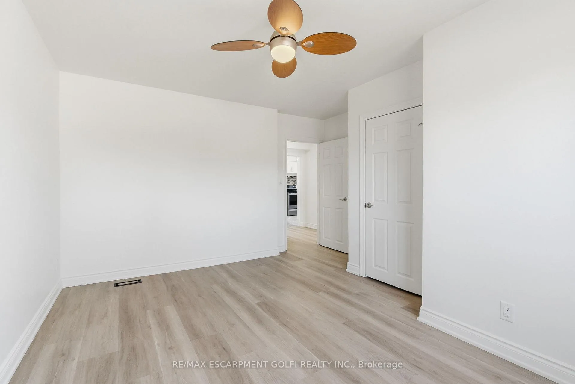 Photo 12 of 216 Walter Avenue S, Hamilton, Glenview — HOMEH