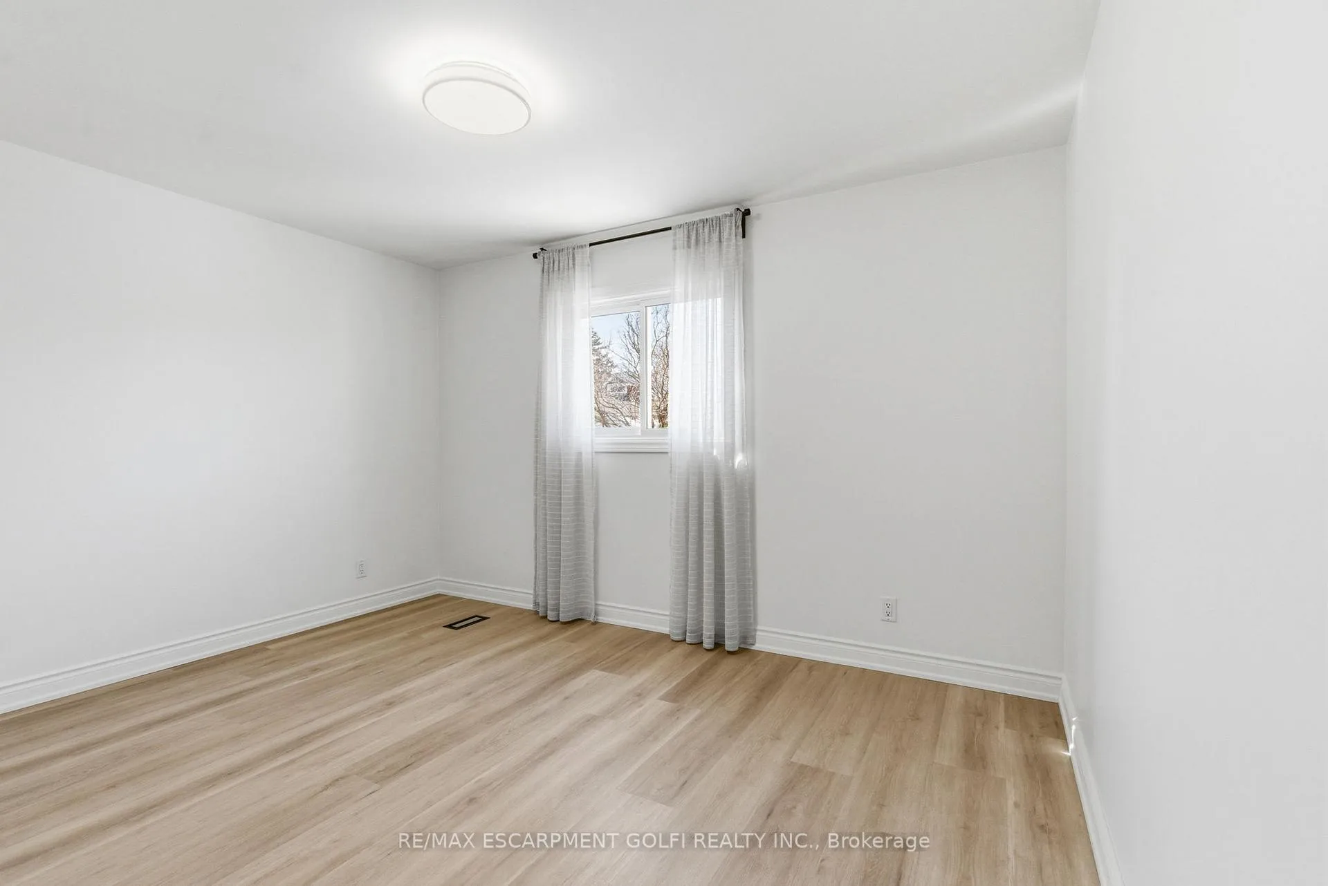 Photo 13 of 216 Walter Avenue S, Hamilton, Glenview — HOMEH