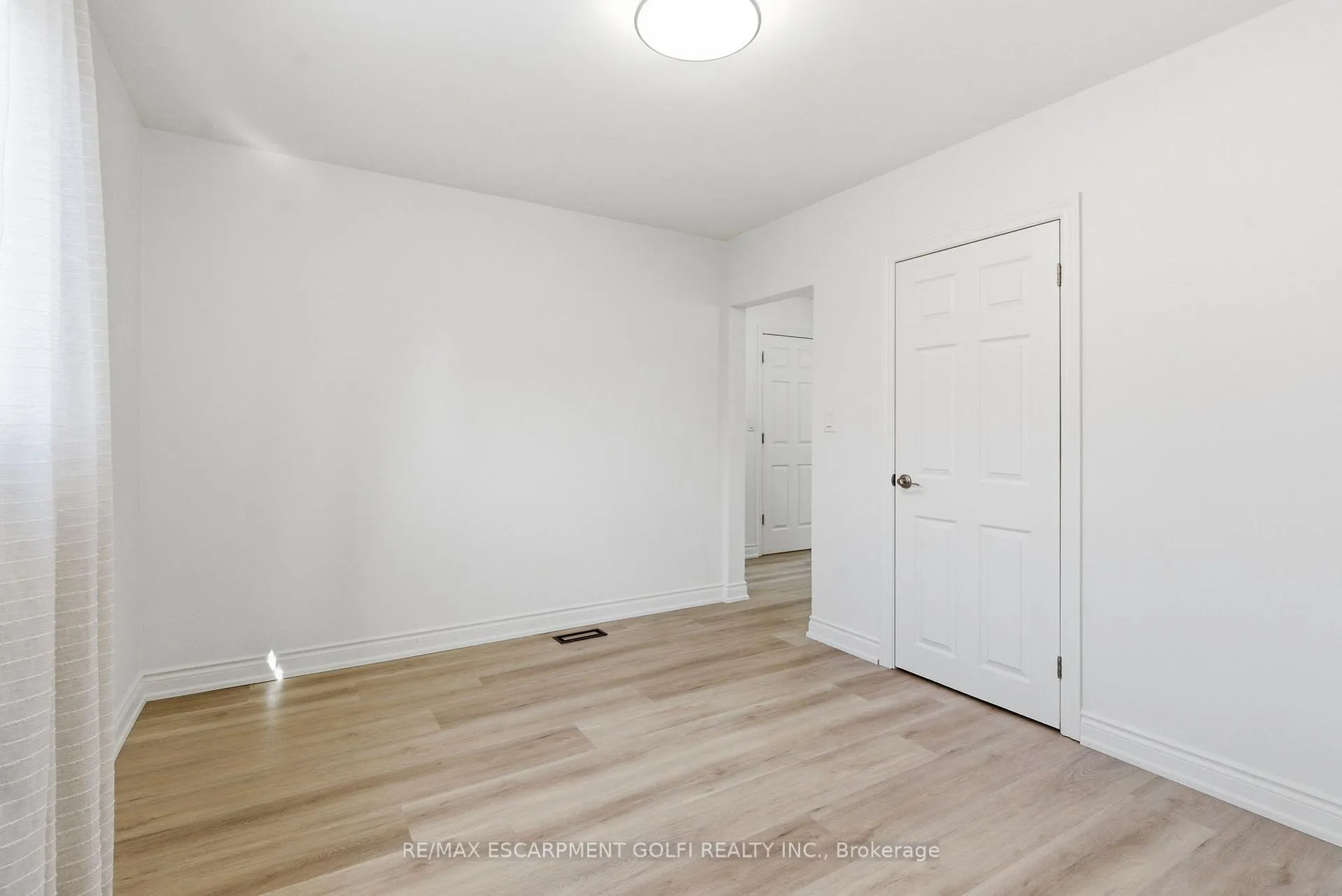 Photo 15 of 216 Walter Avenue S, Hamilton, Glenview — HOMEH