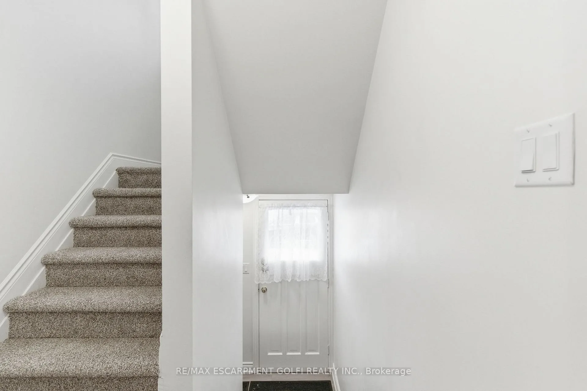 Photo 17 of 216 Walter Avenue S, Hamilton, Glenview — HOMEH