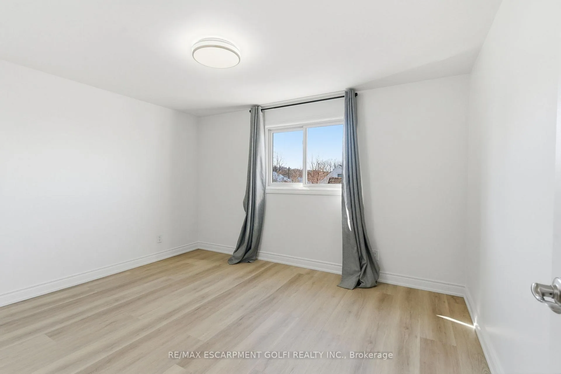 Photo 21 of 216 Walter Avenue S, Hamilton, Glenview — HOMEH