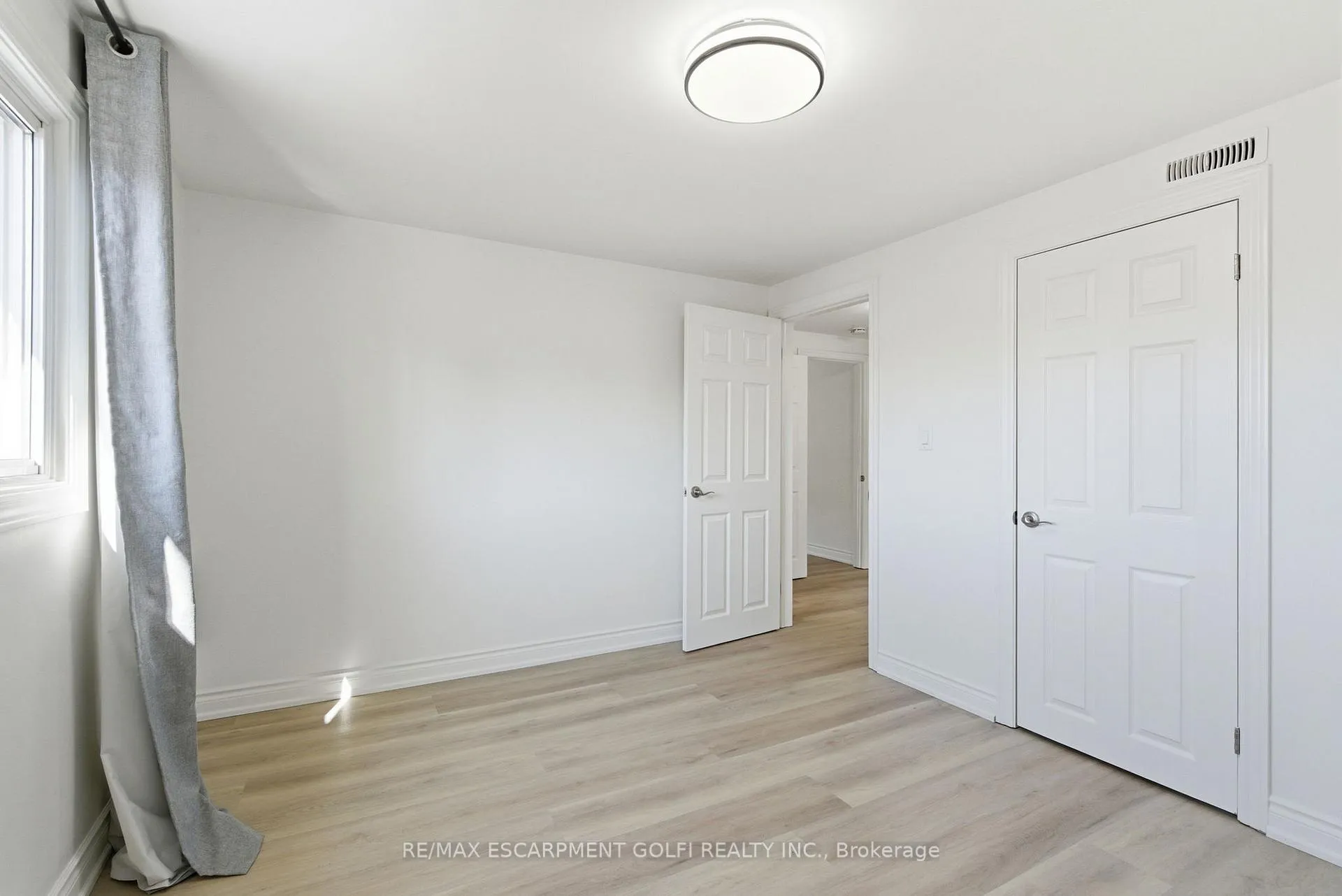 Photo 23 of 216 Walter Avenue S, Hamilton, Glenview — HOMEH
