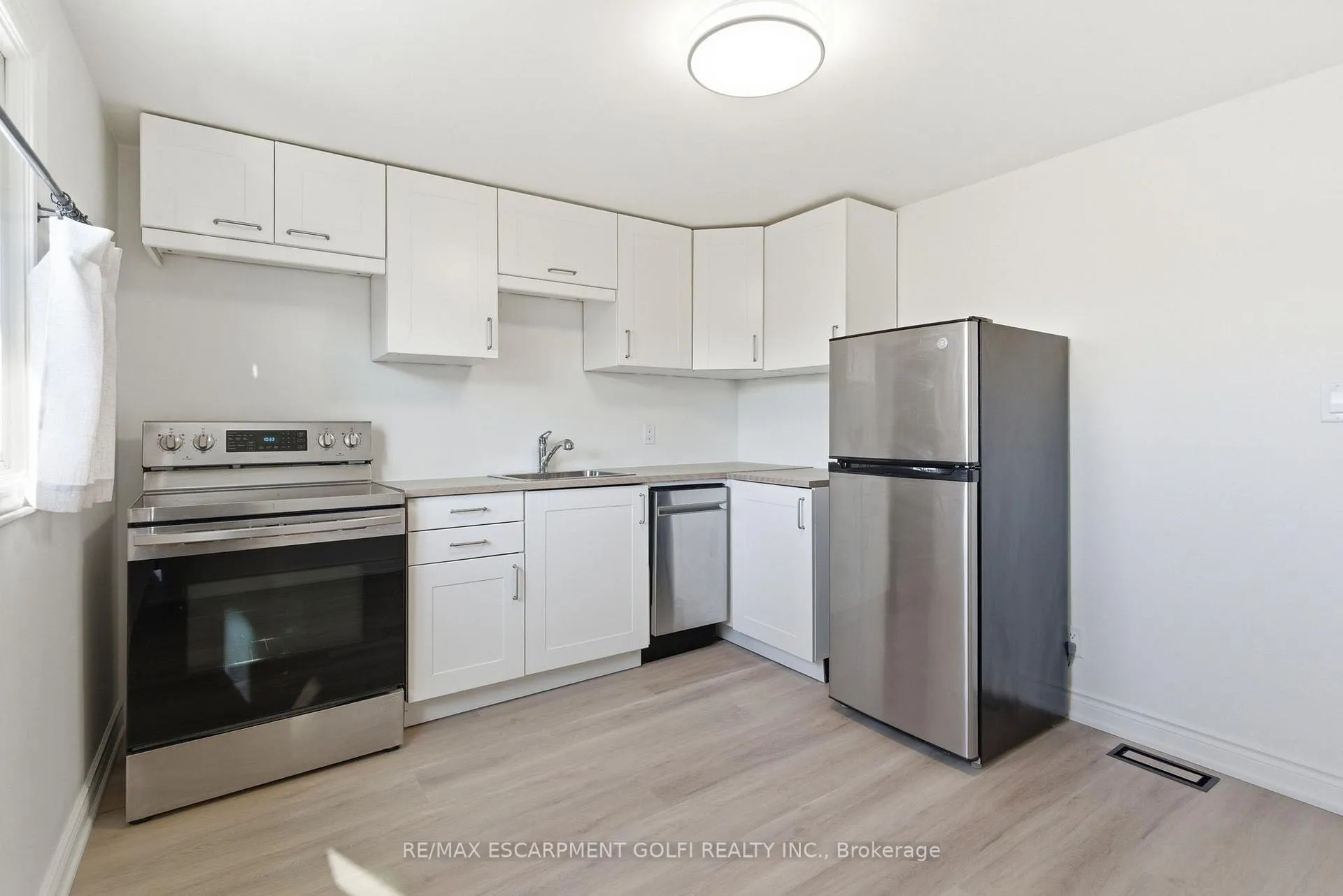Photo 24 of 216 Walter Avenue S, Hamilton, Glenview — HOMEH