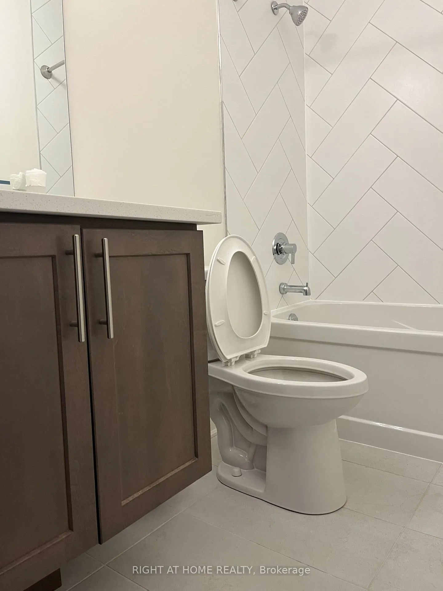 Photo 4 of 707 Port Darlington Road, Clarington, Bowmanville — HOMEH