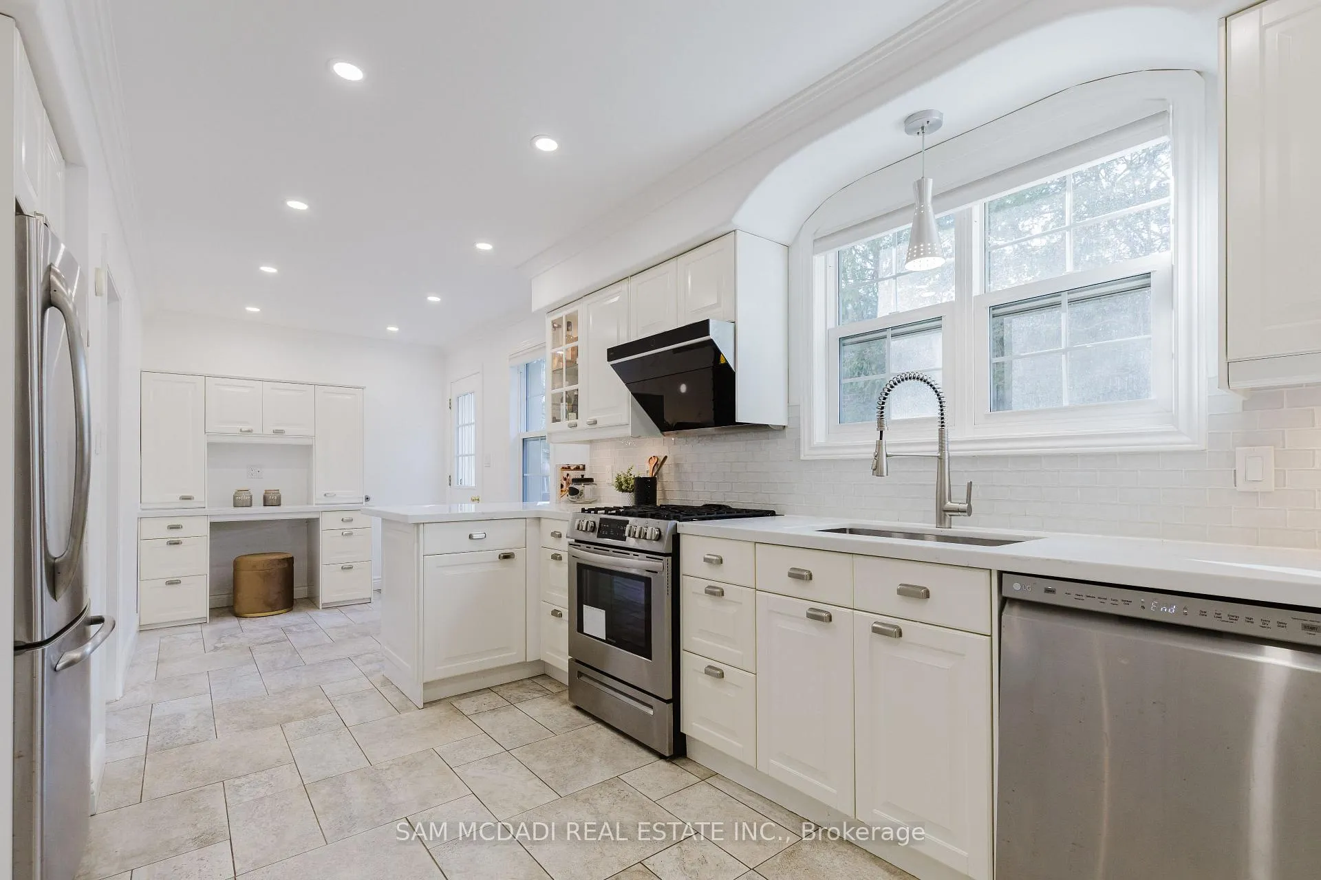 Photo 16 of 3325 Lakeshore Road, Burlington, Roseland — HOMEH