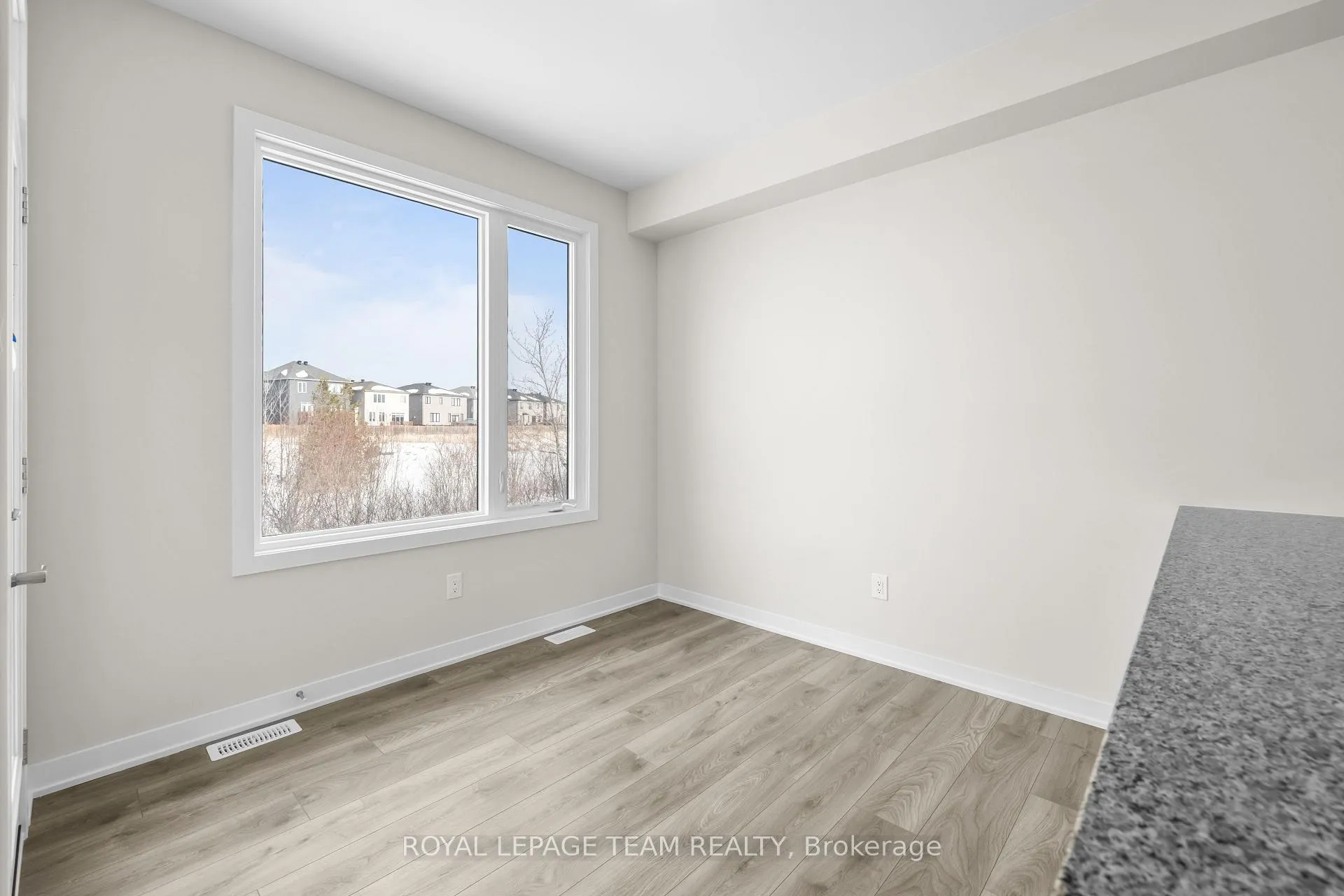 Photo 6 of 316 Les Emmerson Drive, Ottawa, Barrhaven - Heritage Park — HOMEH