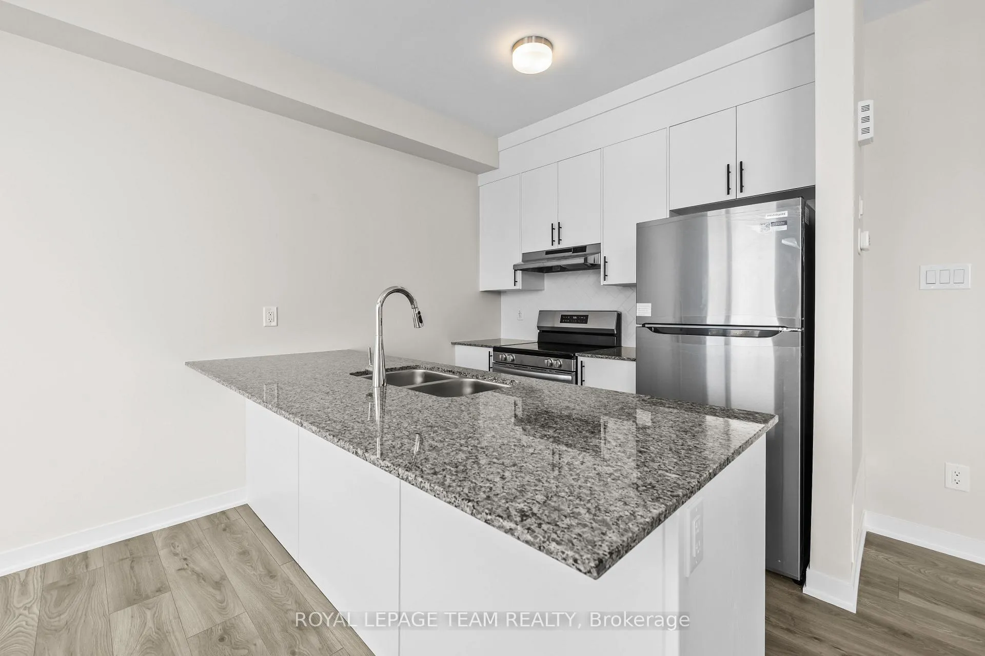 Photo 8 of 316 Les Emmerson Drive, Ottawa, Barrhaven - Heritage Park — HOMEH