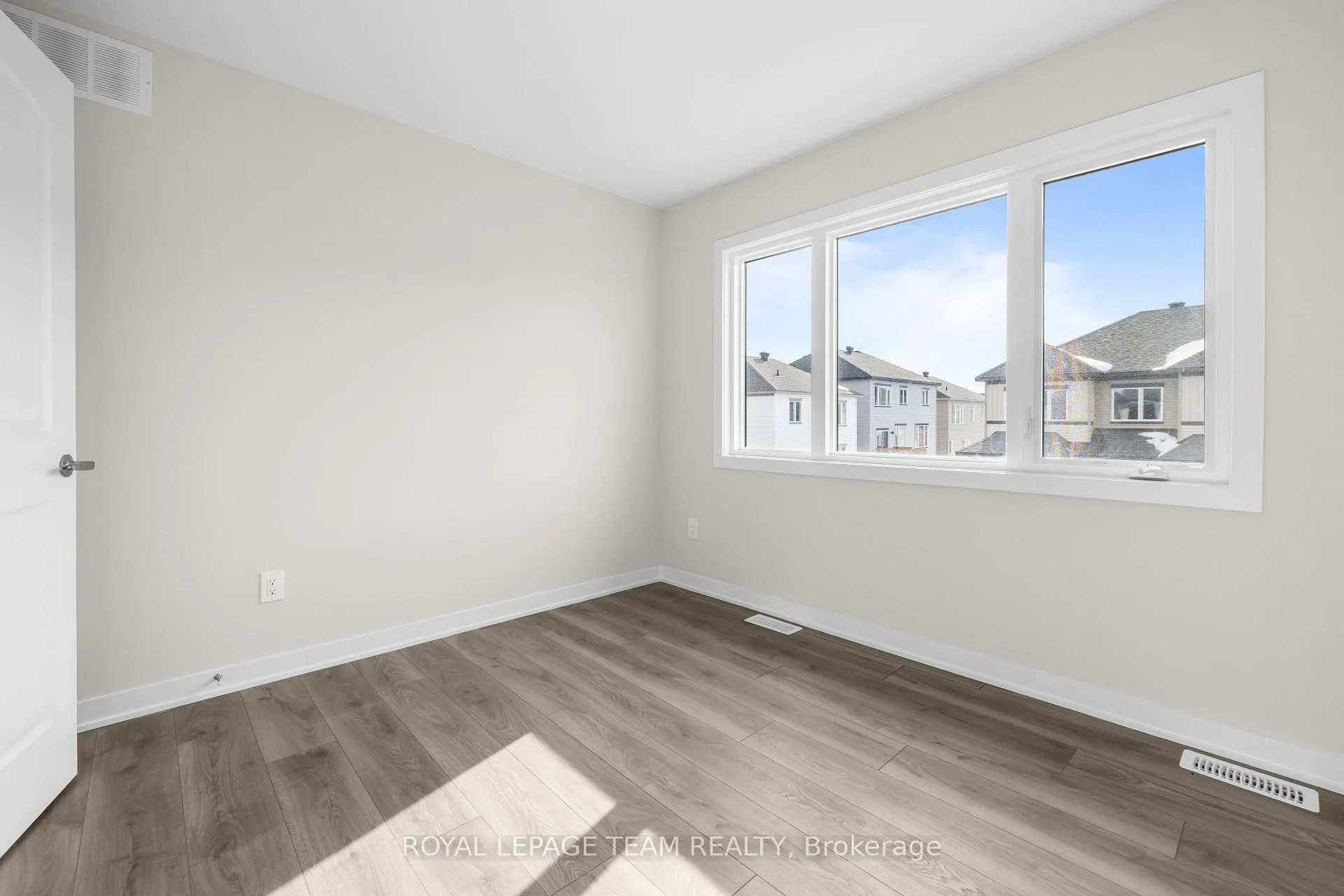 Photo 13 of 316 Les Emmerson Drive, Ottawa, Barrhaven - Heritage Park — HOMEH