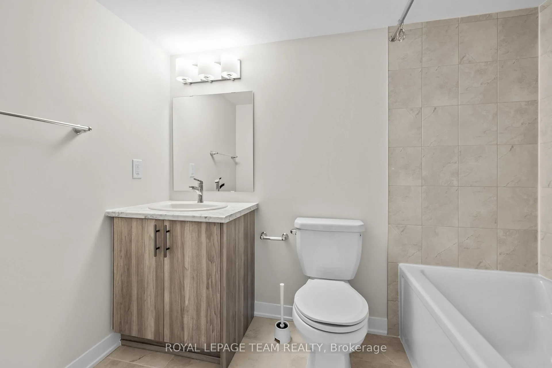 Photo 22 of 316 Les Emmerson Drive, Ottawa, Barrhaven - Heritage Park — HOMEH