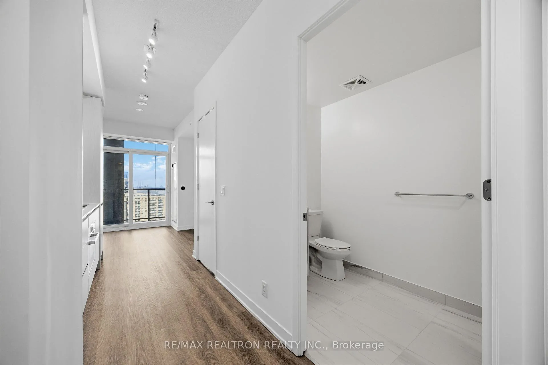 Photo 7 of Unit 2002, 180 Front Street E, Toronto, Moss Park — HOMEH