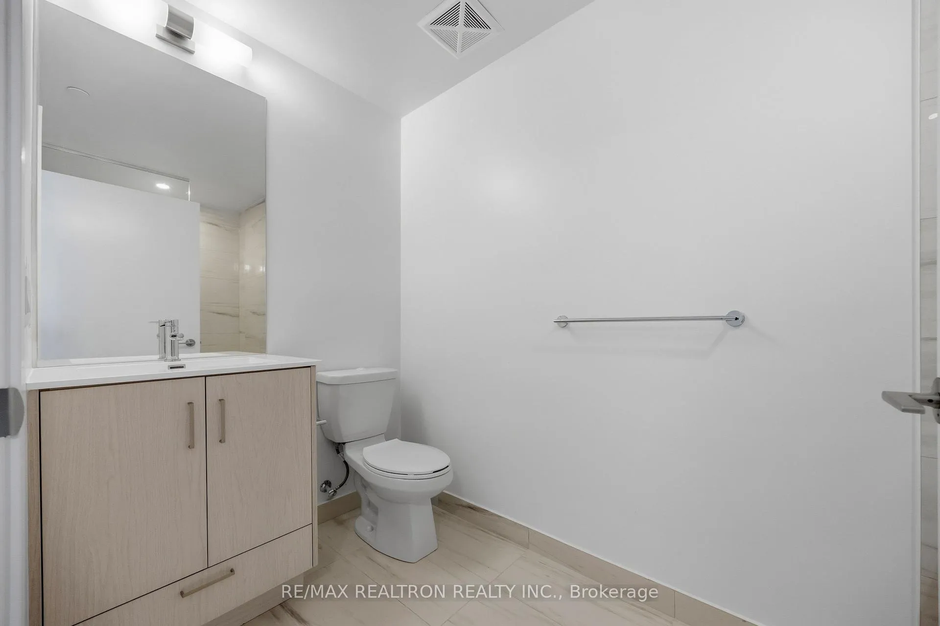 Photo 8 of Unit 2002, 180 Front Street E, Toronto, Moss Park — HOMEH