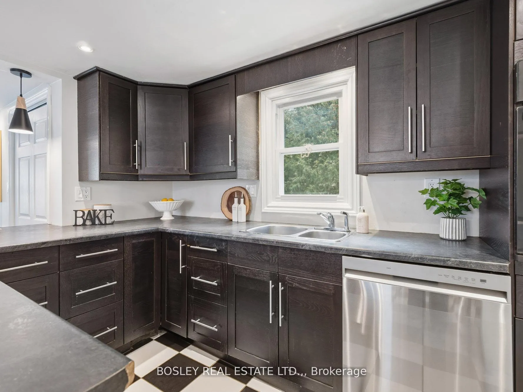 Photo 10 of 18 Michigan Avenue, St. Catharines, Port Dalhousie — HOMEH