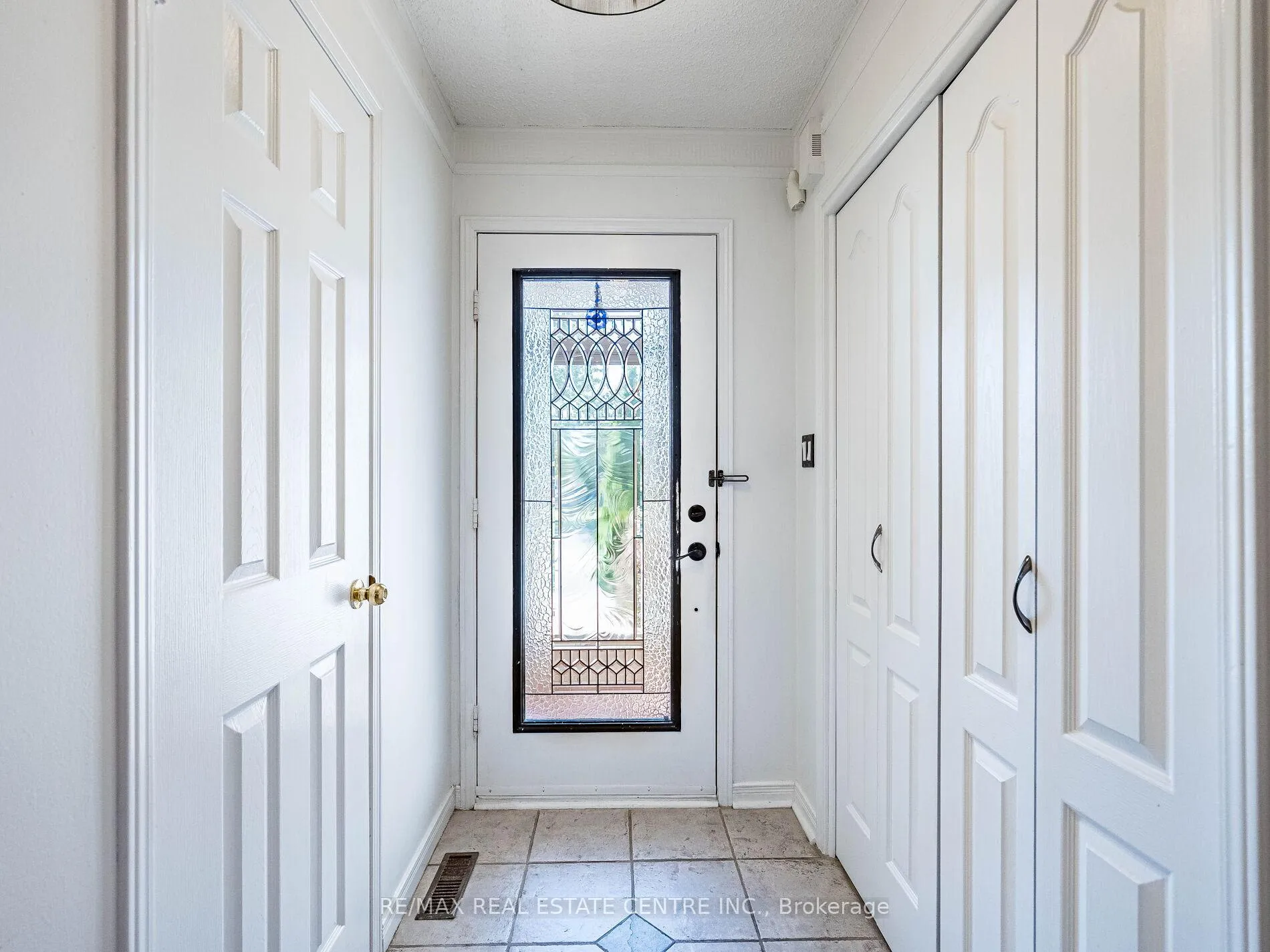 Photo 5 of 100 White Tail Crescent, Brampton, Fletcher's West — HOMEH