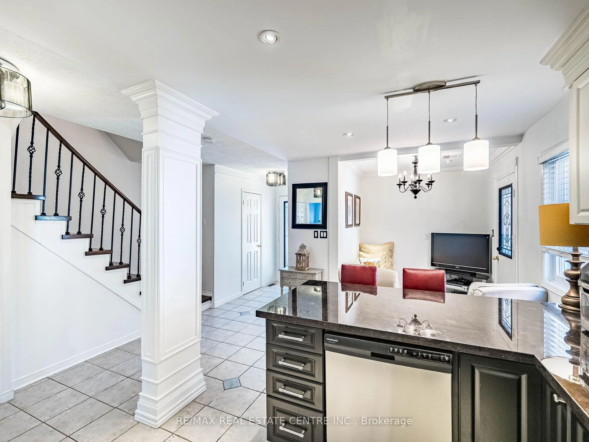 Photo 9 of 100 White Tail Crescent, Brampton, Fletcher's West — HOMEH