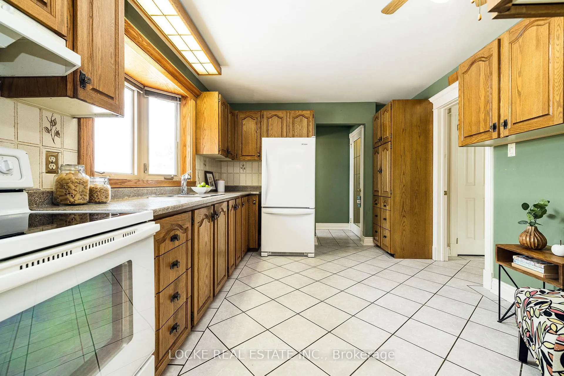 Photo 16 of 279 Hoylake Crescent, Ottawa, Bilberry Creek/Queenswood Heights — HOMEH