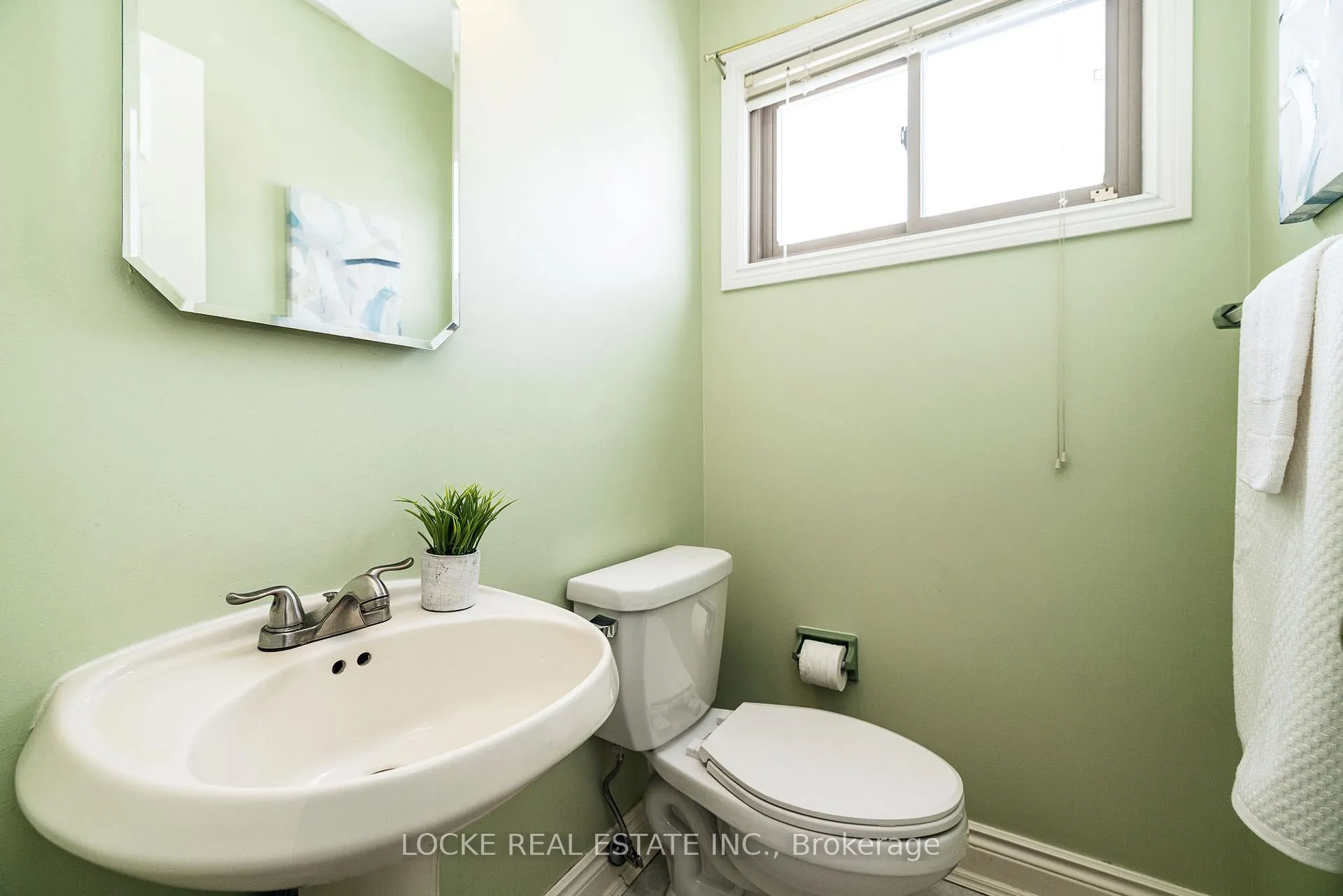 Photo 18 of 279 Hoylake Crescent, Ottawa, Bilberry Creek/Queenswood Heights — HOMEH