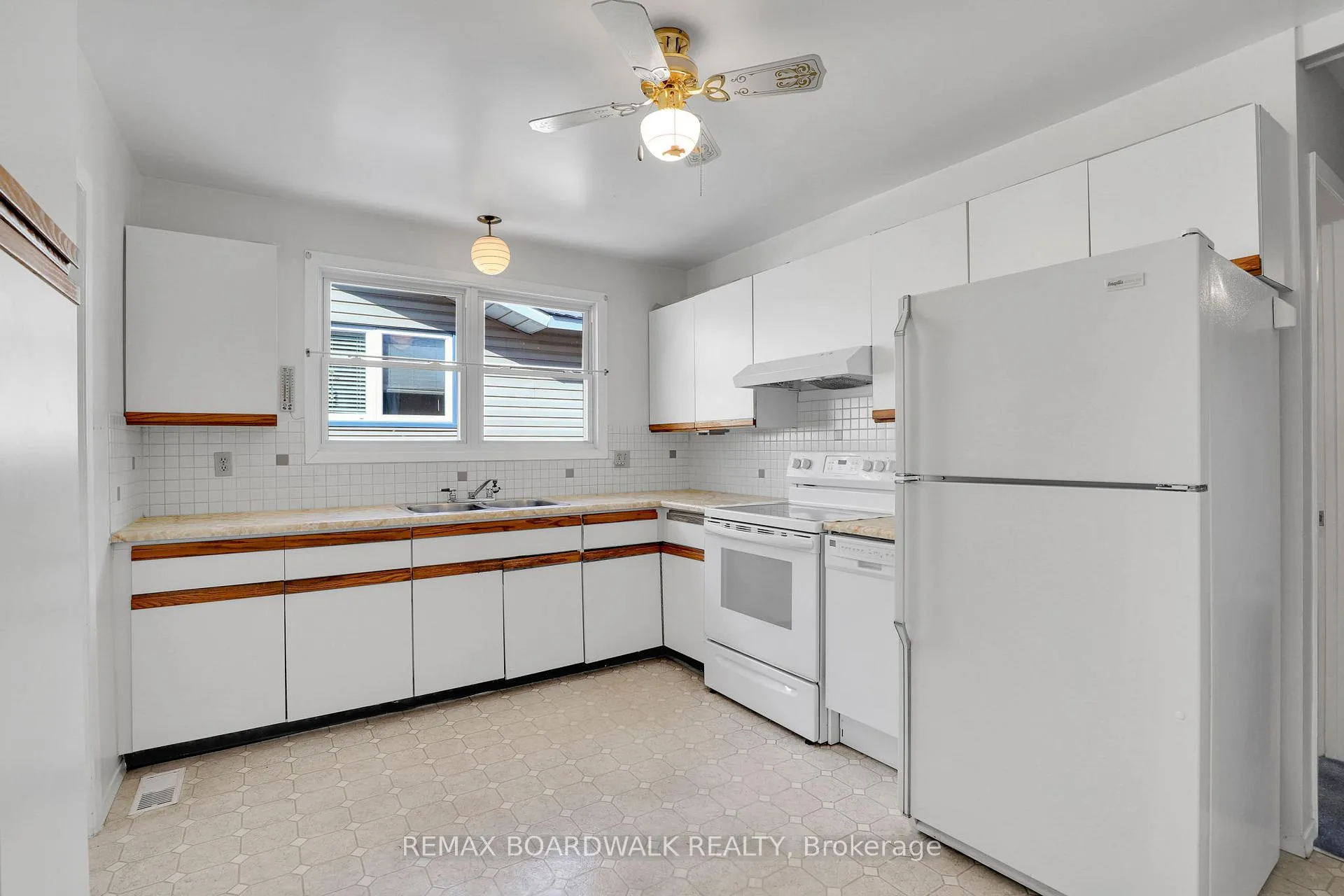 Photo 4 of 116 Old Colony Road, Ottawa, Kanata - Glencairn/Hazeldean — HOMEH