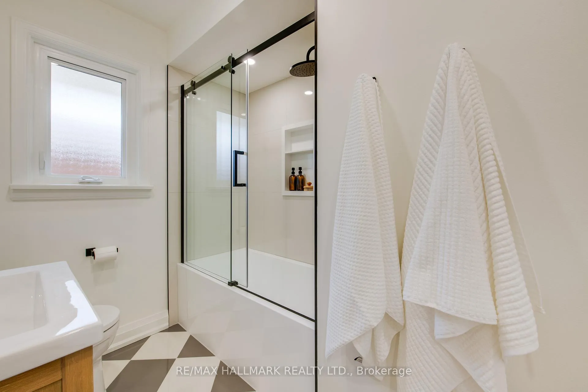 Photo 13 of 67 Saybrook Avenue, Etobicoke, Stonegate-Queensway — HOMEH