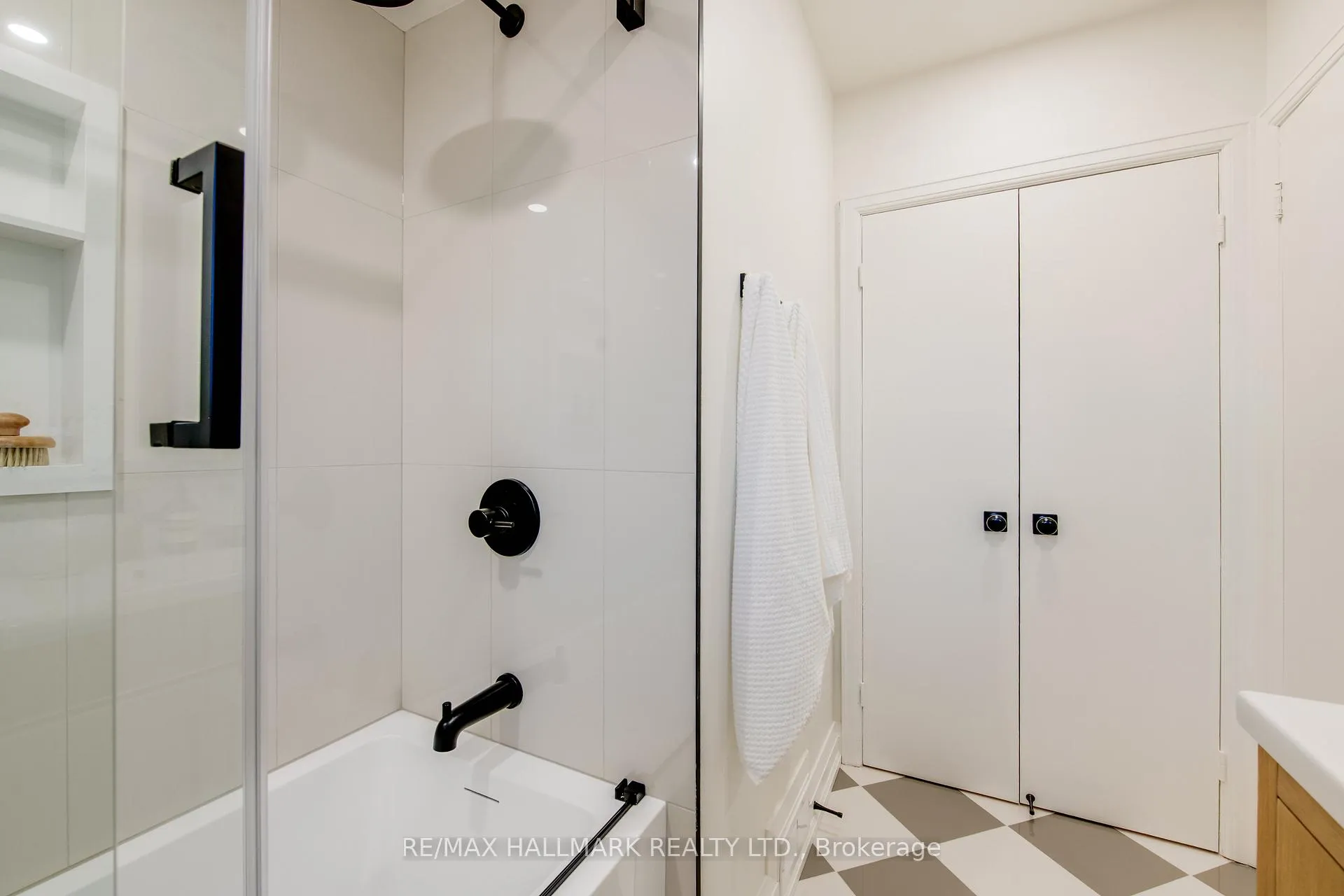 Photo 14 of 67 Saybrook Avenue, Etobicoke, Stonegate-Queensway — HOMEH