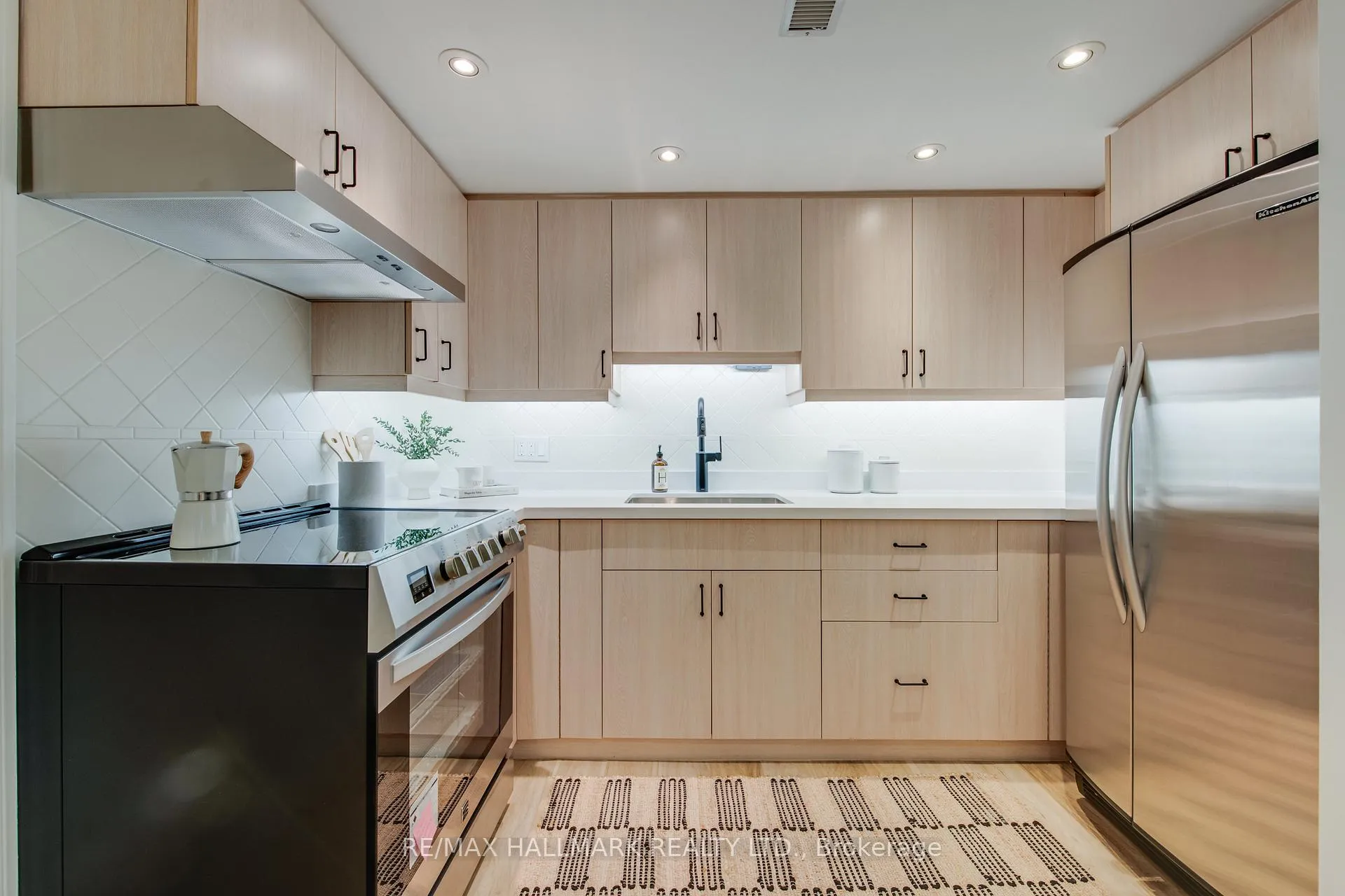 Photo 19 of 67 Saybrook Avenue, Etobicoke, Stonegate-Queensway — HOMEH