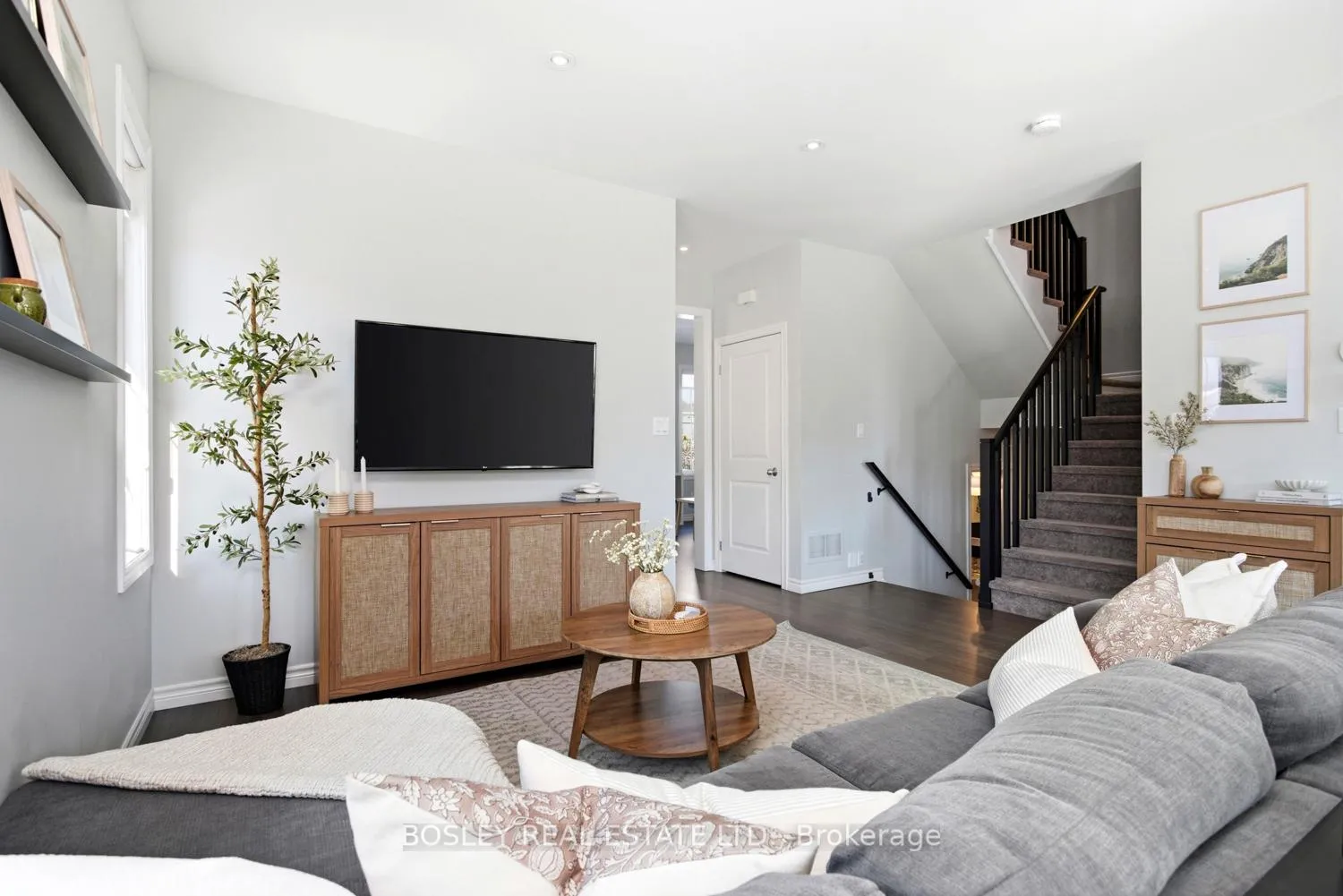 Photo 11 of 1 Ted Miller Crescent, Clarington, Bowmanville — HOMEH