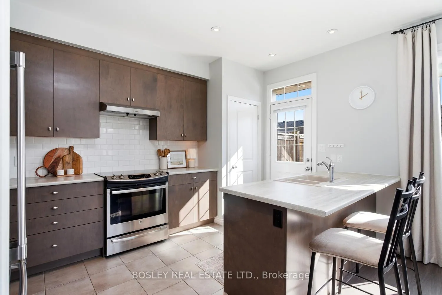 Photo 17 of 1 Ted Miller Crescent, Clarington, Bowmanville — HOMEH