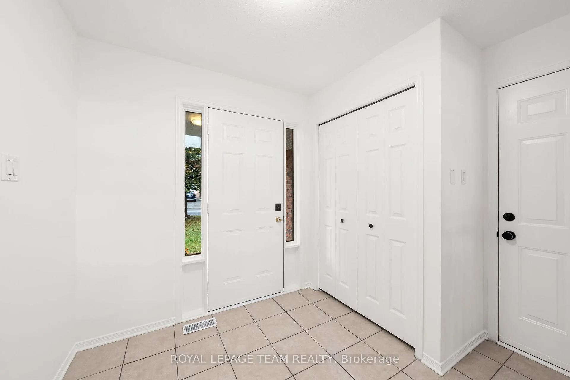 Photo 4 of 137 Macassa Circle, Ottawa, Kanata - Kanata Lakes/Heritage Hills — HOMEH