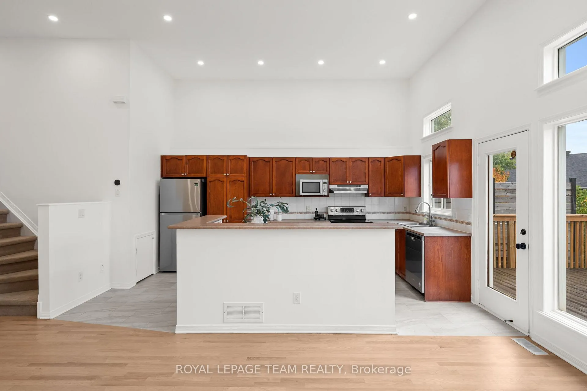 Photo 9 of 137 Macassa Circle, Ottawa, Kanata - Kanata Lakes/Heritage Hills — HOMEH