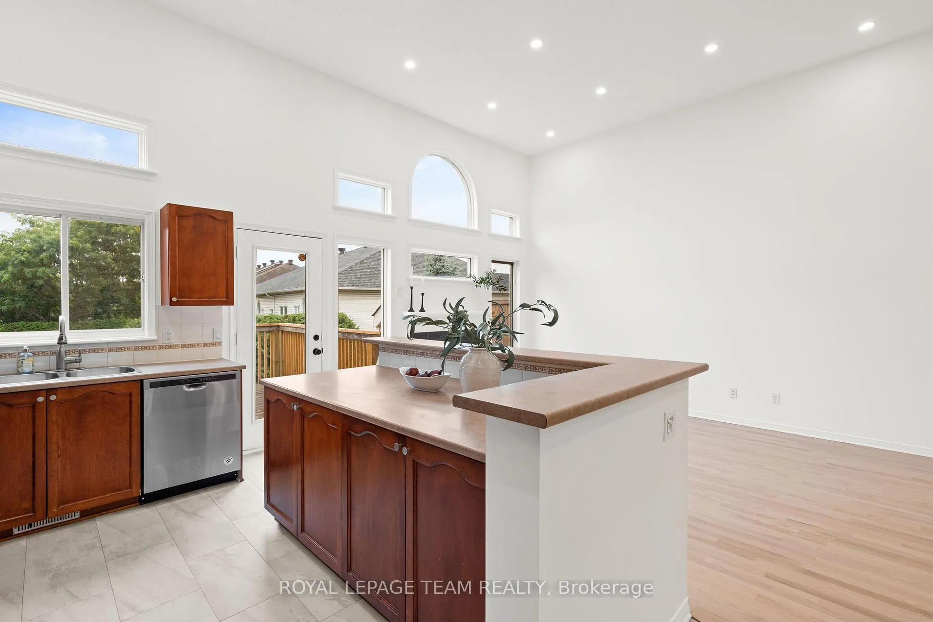 Photo 11 of 137 Macassa Circle, Ottawa, Kanata - Kanata Lakes/Heritage Hills — HOMEH