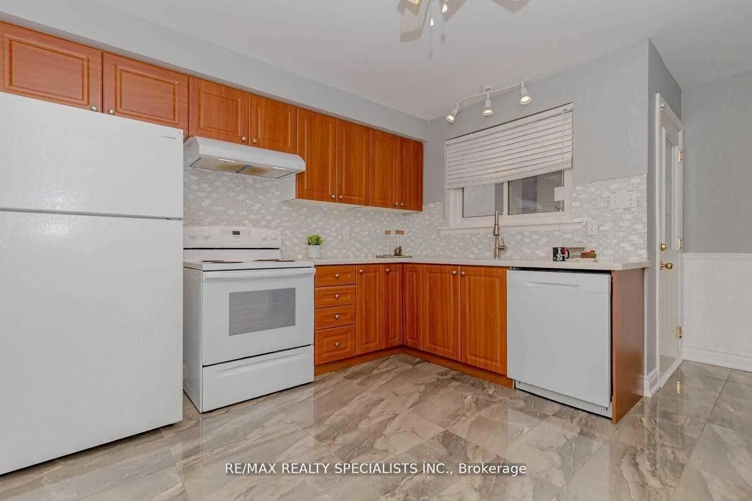 Photo 5 of 72 Dorchester(Upper) Drive, Brampton, Southgate — HOMEH