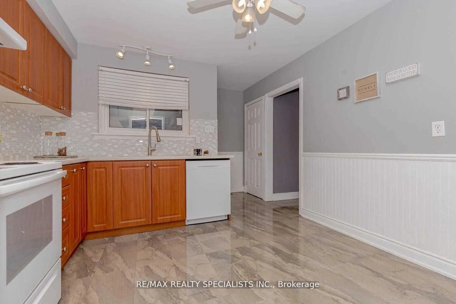 Photo 6 of 72 Dorchester(Upper) Drive, Brampton, Southgate — HOMEH