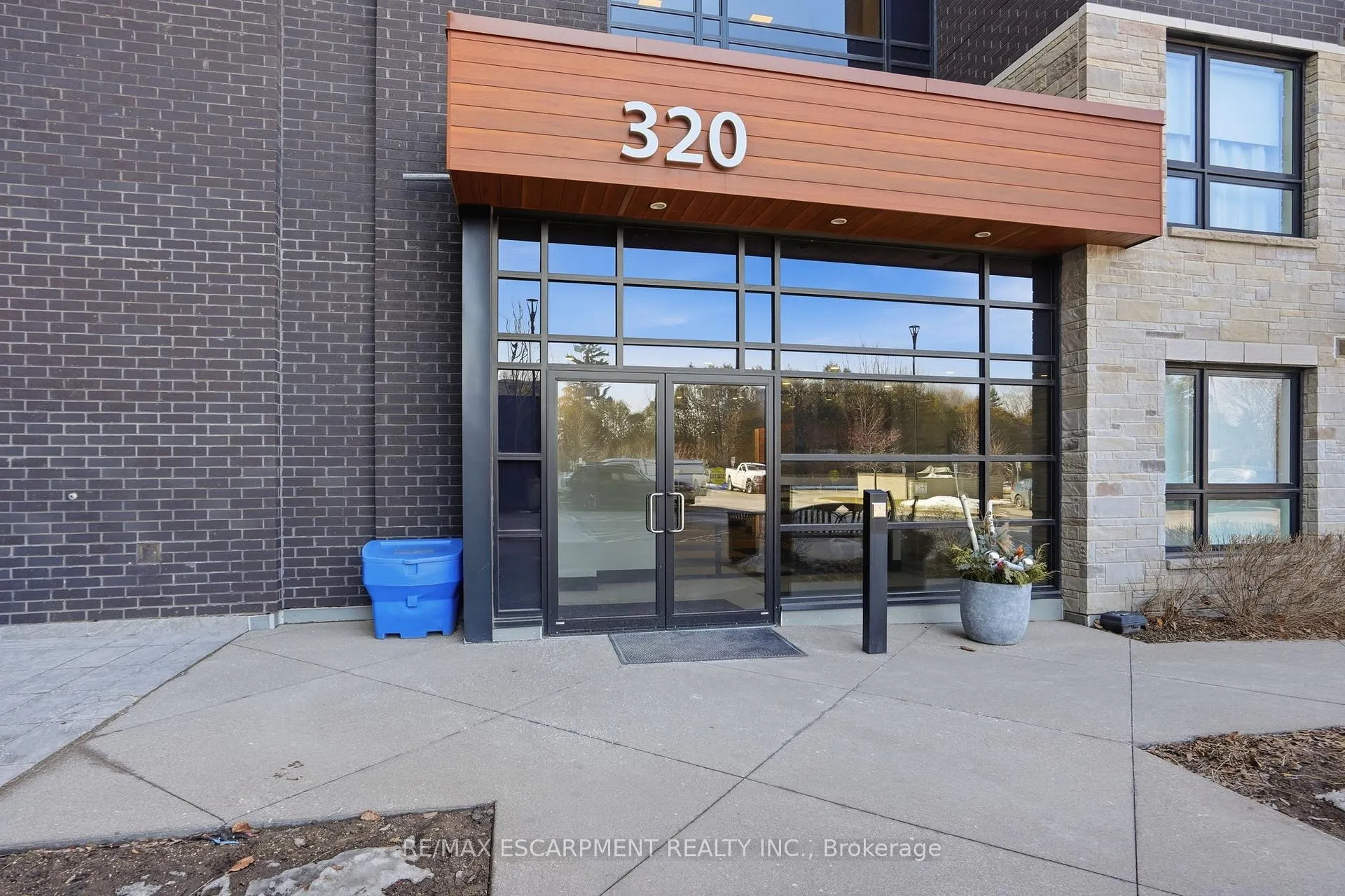 Photo 2 of Unit 618, 320 Plains Road E, Burlington, LaSalle — HOMEH