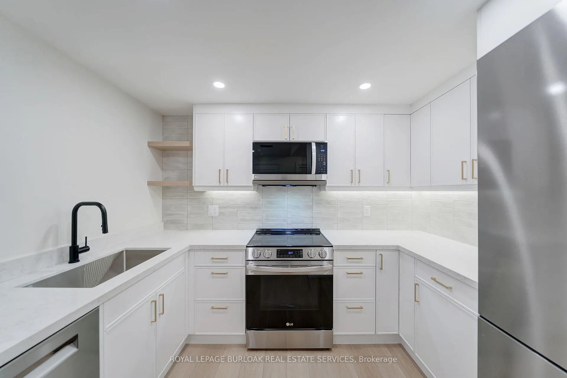 Photo 4 of Unit 303, 102 Bronte Road, Oakville, Bronte — HOMEH