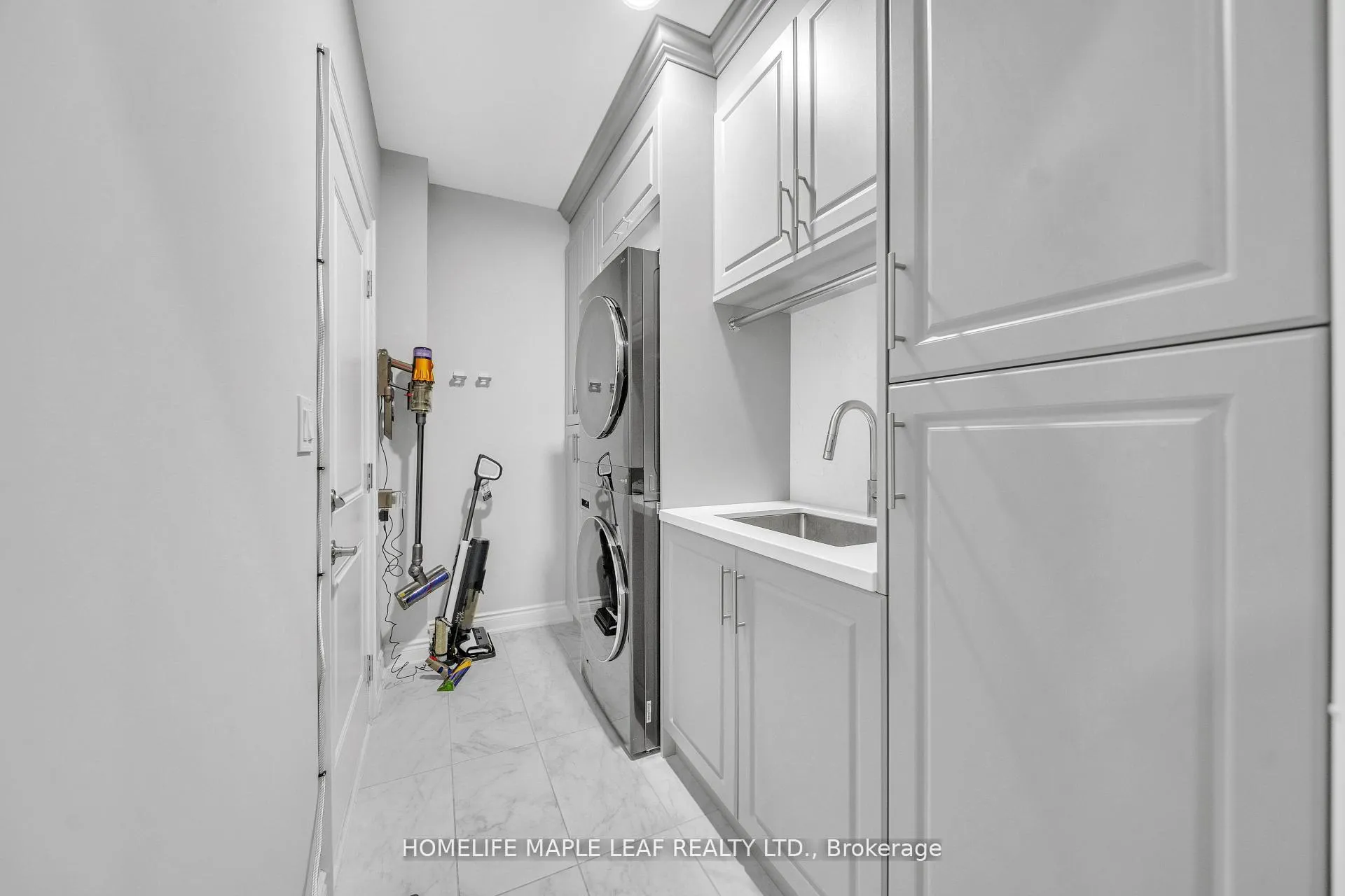 Photo 10 of 15 Quinton Ridge, Brampton, Bram West — HOMEH