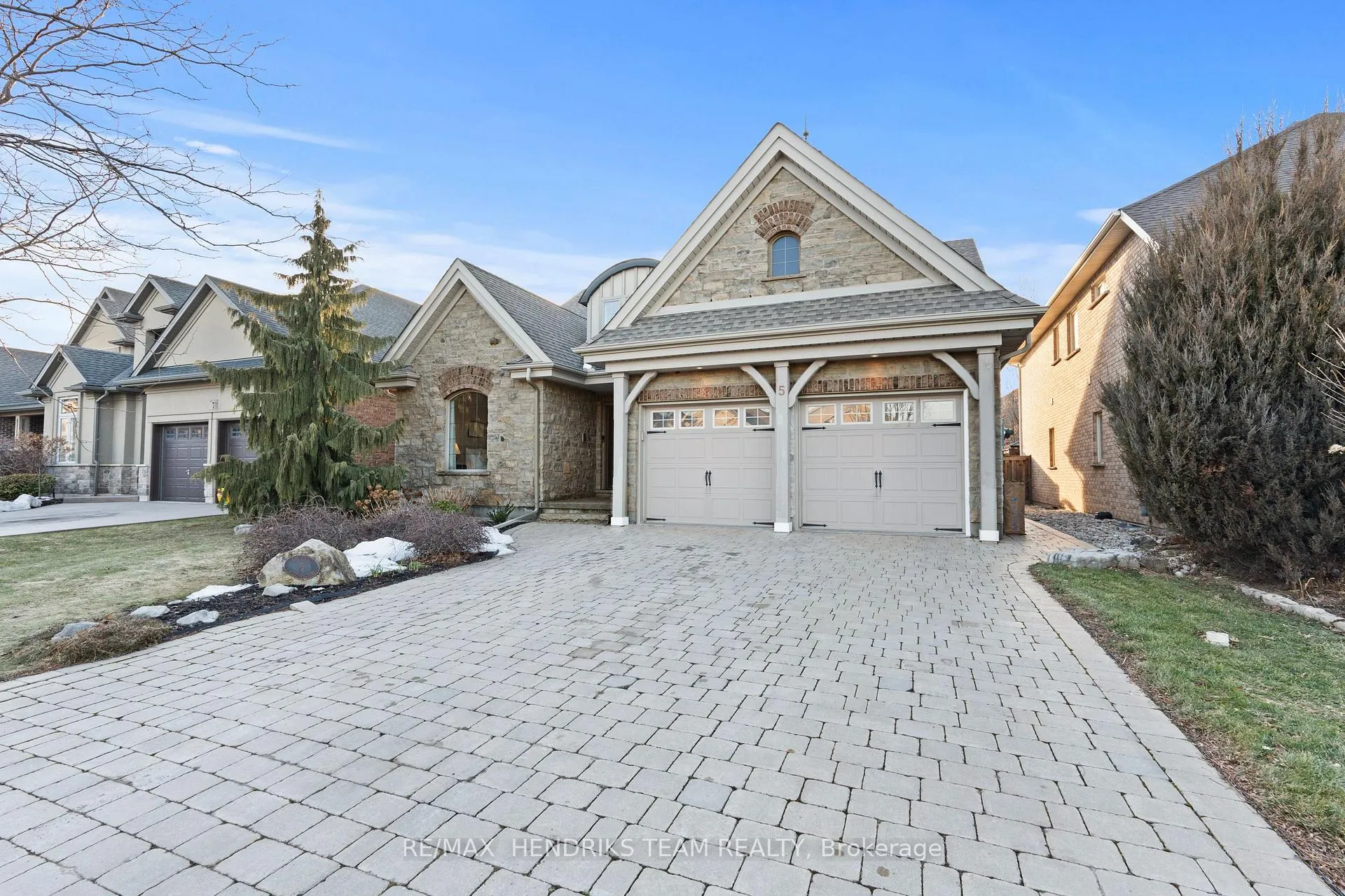 Photo 3 of 5 Mclean Court, St. Catharines, Grapeview — HOMEH