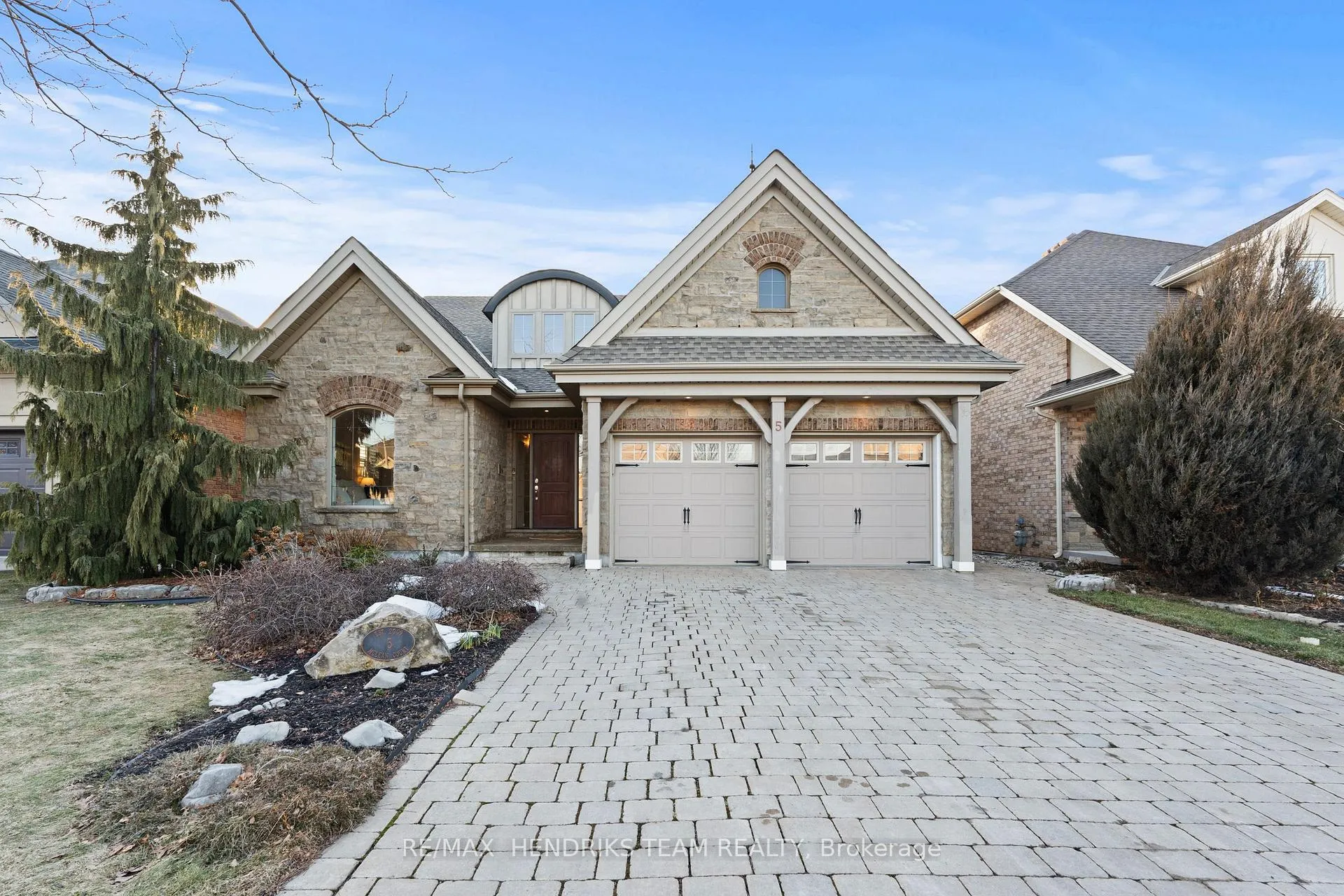 Photo 4 of 5 Mclean Court, St. Catharines, Grapeview — HOMEH