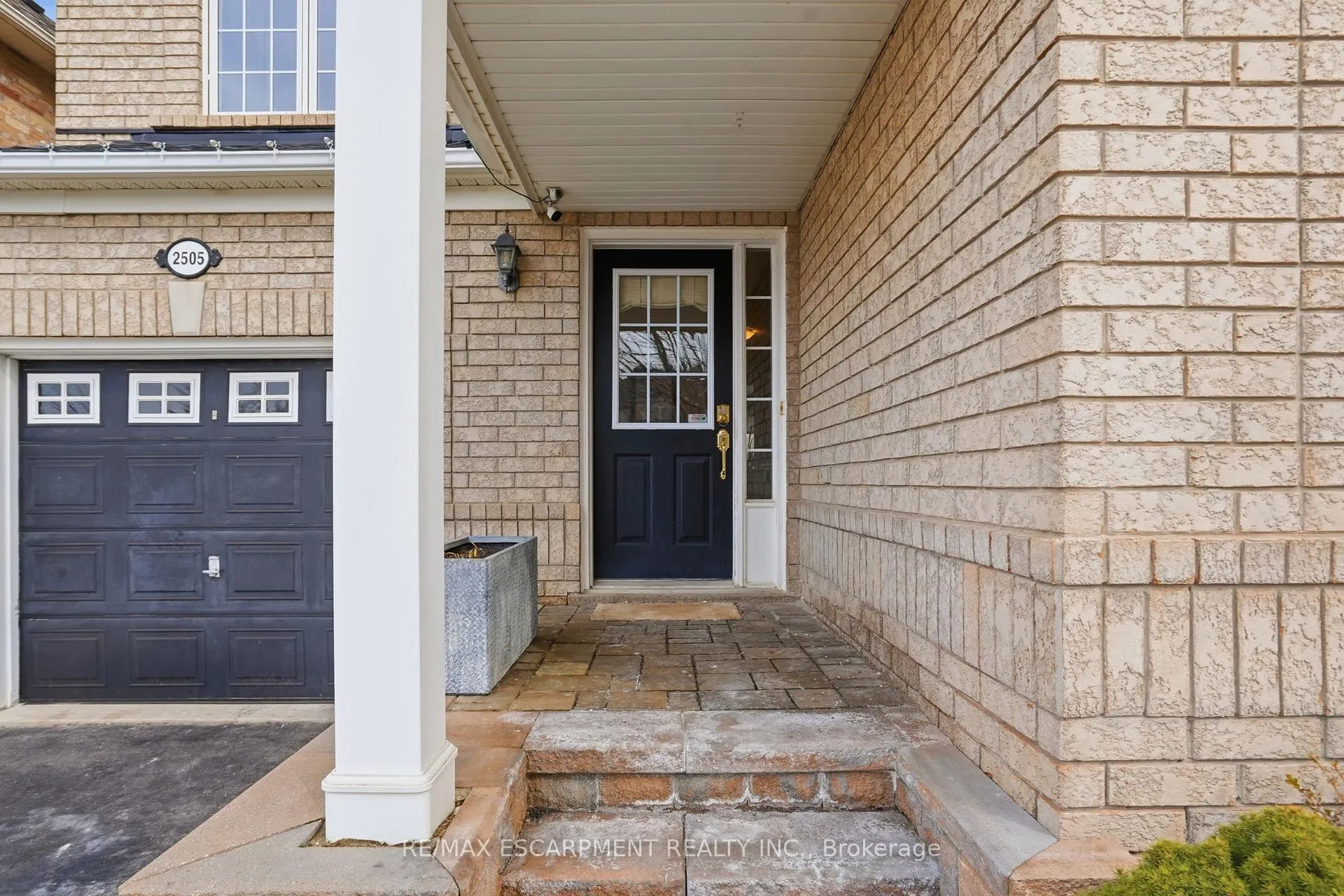 Photo 2 of 2505 Valleyridge Drive, Oakville, Bronte Creek — HOMEH