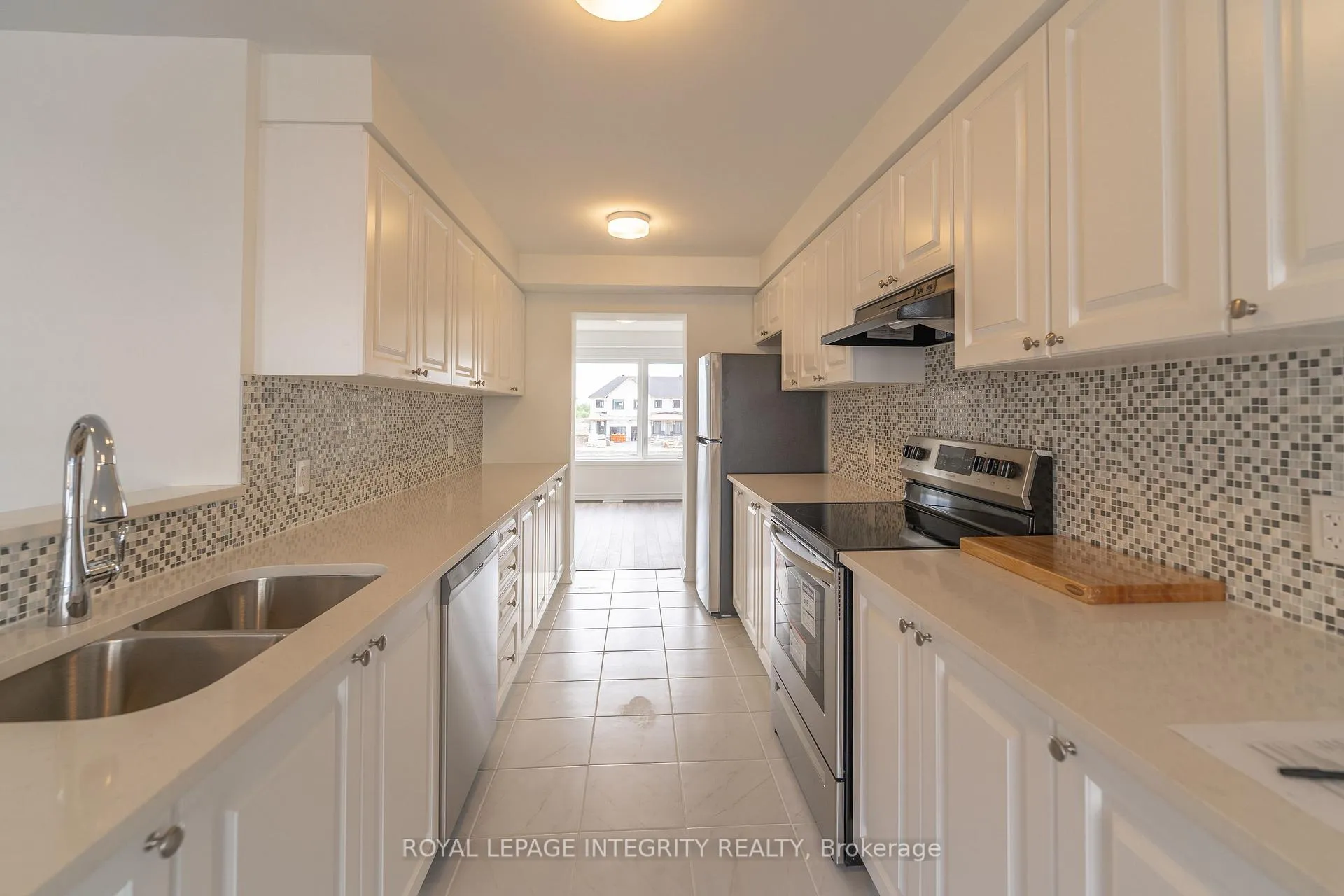 Photo 10 of 94 Kyanite Lane, Ottawa, Barrhaven - Heritage Park — HOMEH