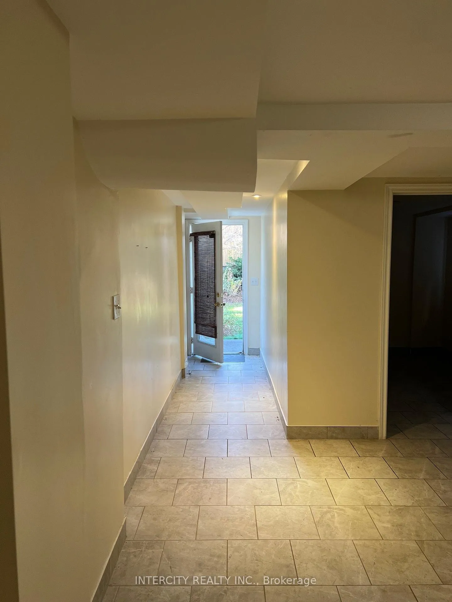 Photo 6 of 4 Pennyroyal Crescent, Brampton, Bramalea North Industrial — HOMEH